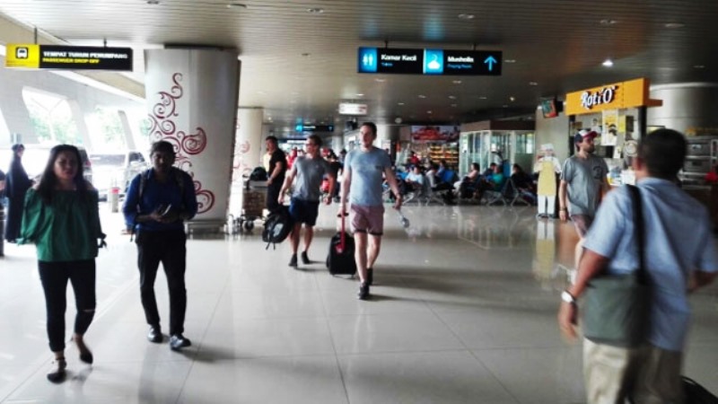 Wisatawan mancanegara di Bandara Internasional Juanda.