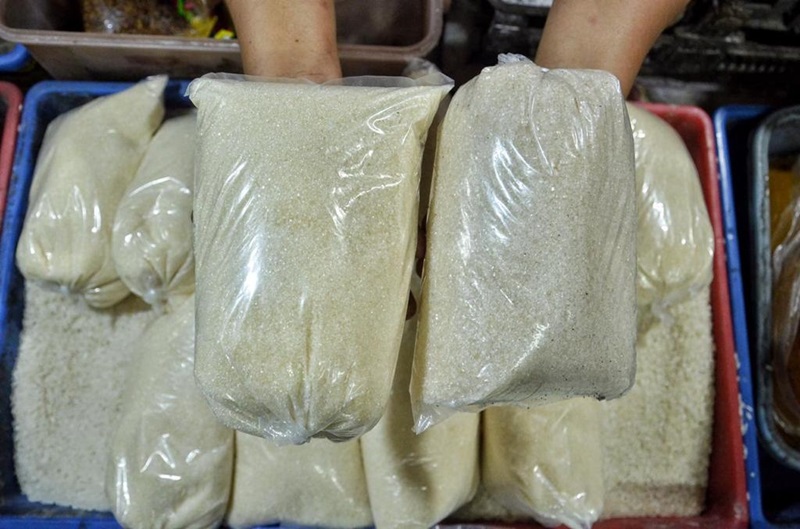 MELAMBUNG: Akibat naiknya HET gula menjadi Rp 16.000 per kg, kini harga gula di pasaran menyentuh Rp 17.000 per kg.