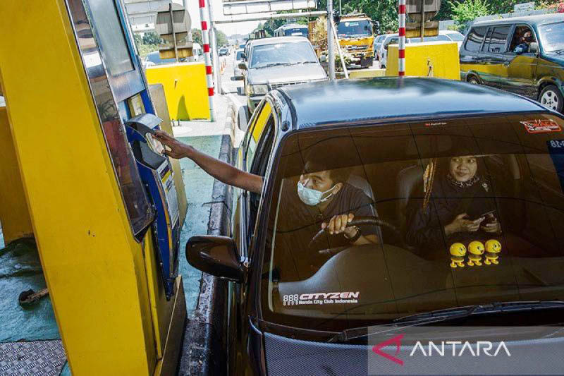 Pengendara mobil melakukan transaksi e-toll saat keluar Gerbang Tol Pasteur, Bandung, Jawa Barat.