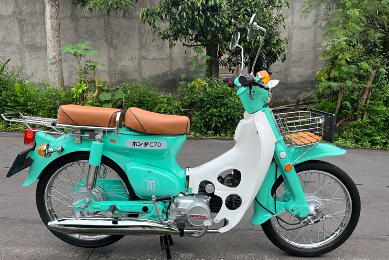 ANTIK: Sepeda motor Honda C 70 produksi Jepang keluaran tahun 1976 ini kini digandrungi banyak pecinta otomotif.