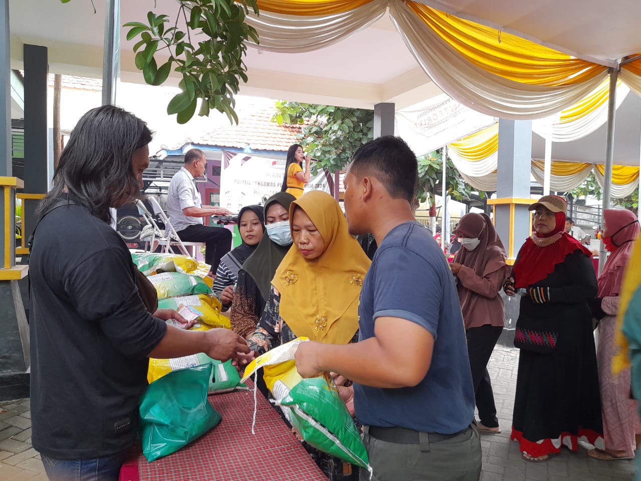 LEBIH MURAH: Warga antre untuk mendapatkan sembako murah di Kecamatan Waru, Rabu, (6/12).