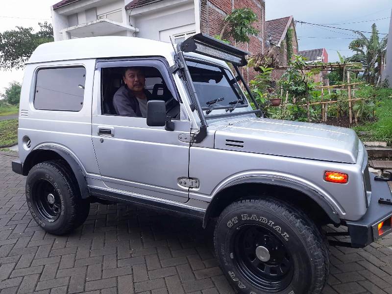 ATAP NJENONG: Slamet Haryono dengan Suzuki Katana kebanggaan.