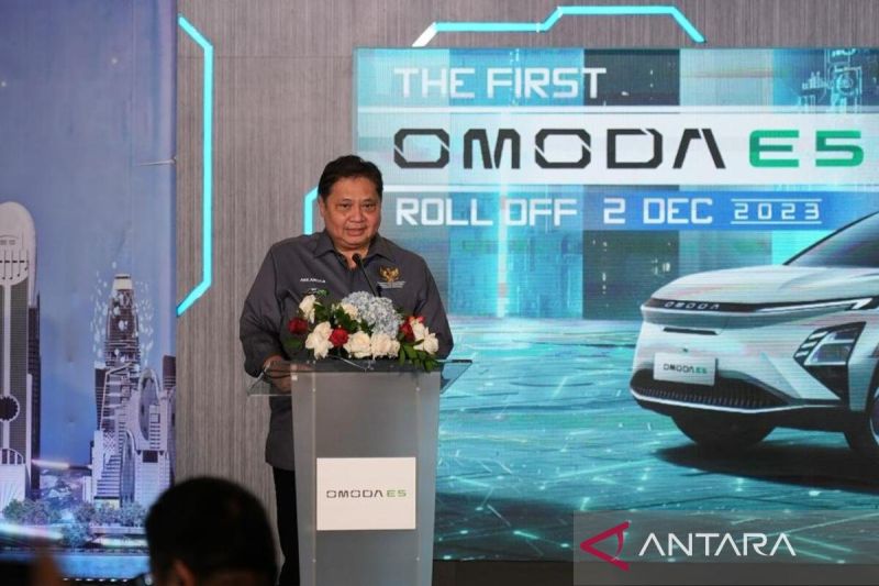 Menko Bidang Perekonomian Airlangga Hartarto saat menyampaikan sambutan dalam acara Seremoni Produksi Perdana Omoda 5 Electric Vehicle (EV) di Bekasi, Sabtu (12/2/2023).