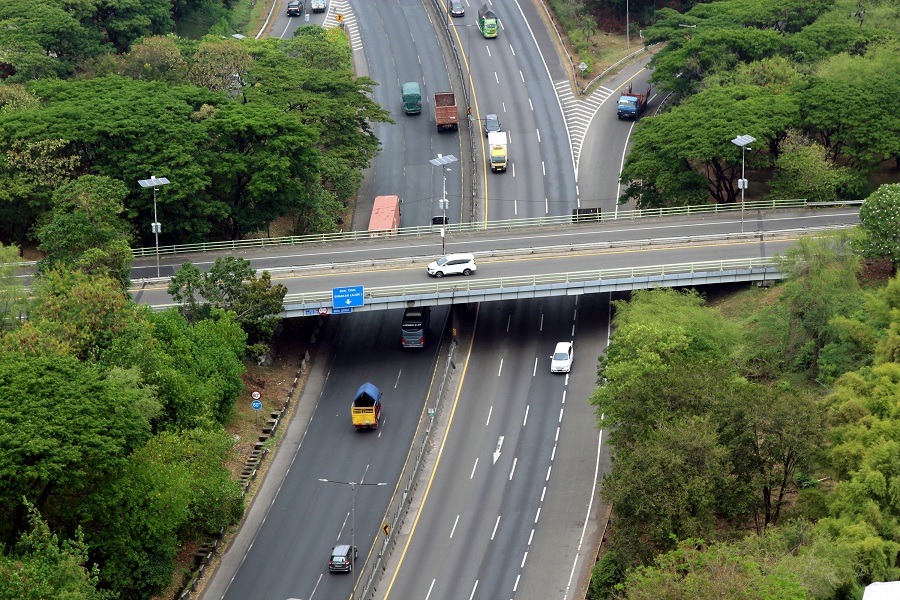 ANTISIPASI: Pembatasan kendaraan angkutan barang di jalan tol dan non tol dalam upaya mengurangi kepadatan saat musim liburan Nataru.