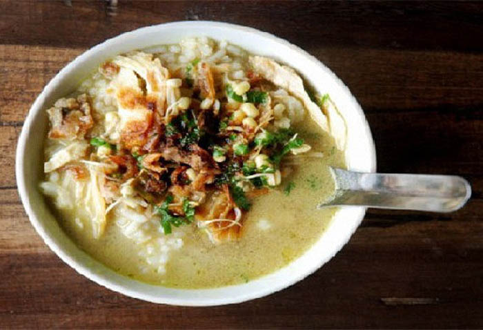 MINI NGANGENI: Semangkok soto Branggahan nan gurih dan manis bisa dinikmati hanya Rp7.000 per porsi.