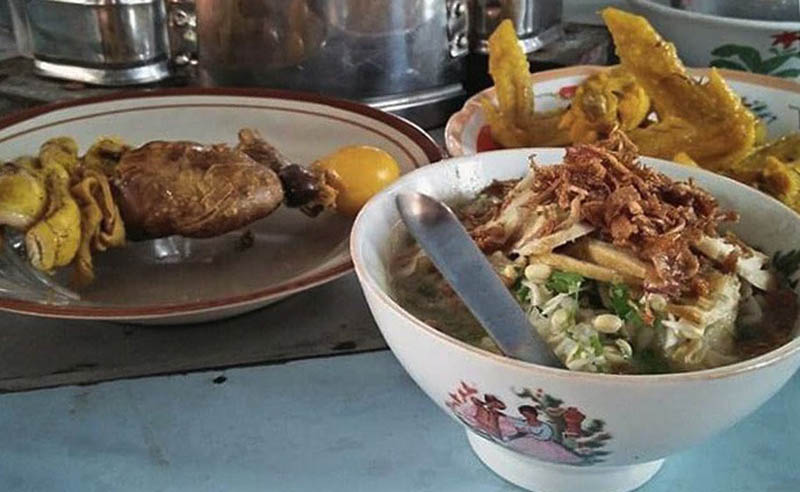 LENGKAP: Soto Branggahan disajikan dengan pelengkap sate ati ampela dan gorengan kepala atau sayap ayam dan kerupuk.