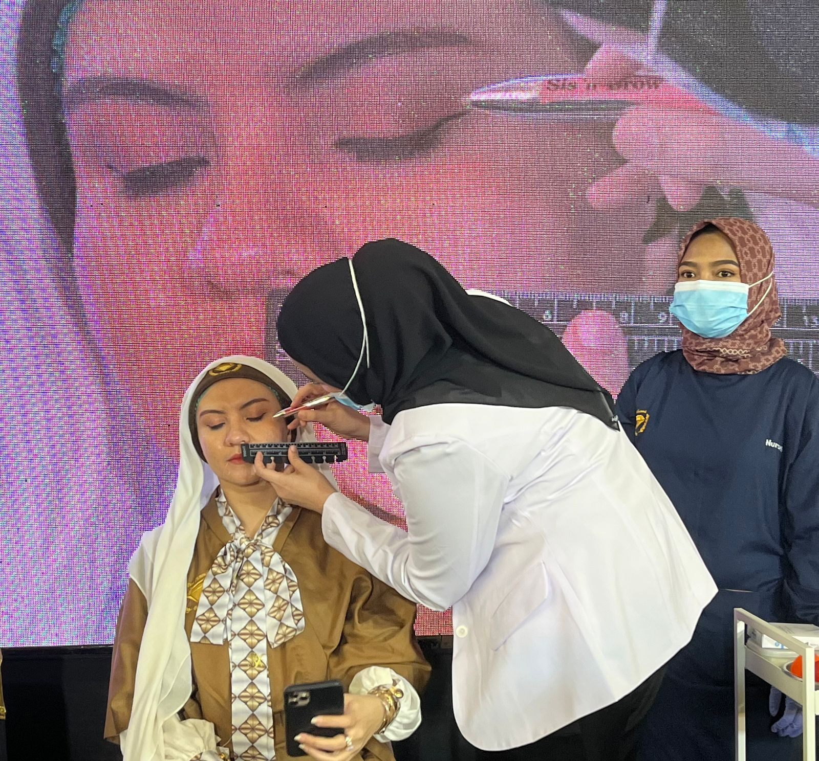 TREATMENT: dr. Arisia Fadila saat mengenalkan treatment skin booster di grand opening Klinik Derm Diamond Beauty Surabaya beberapa waktu lalu.