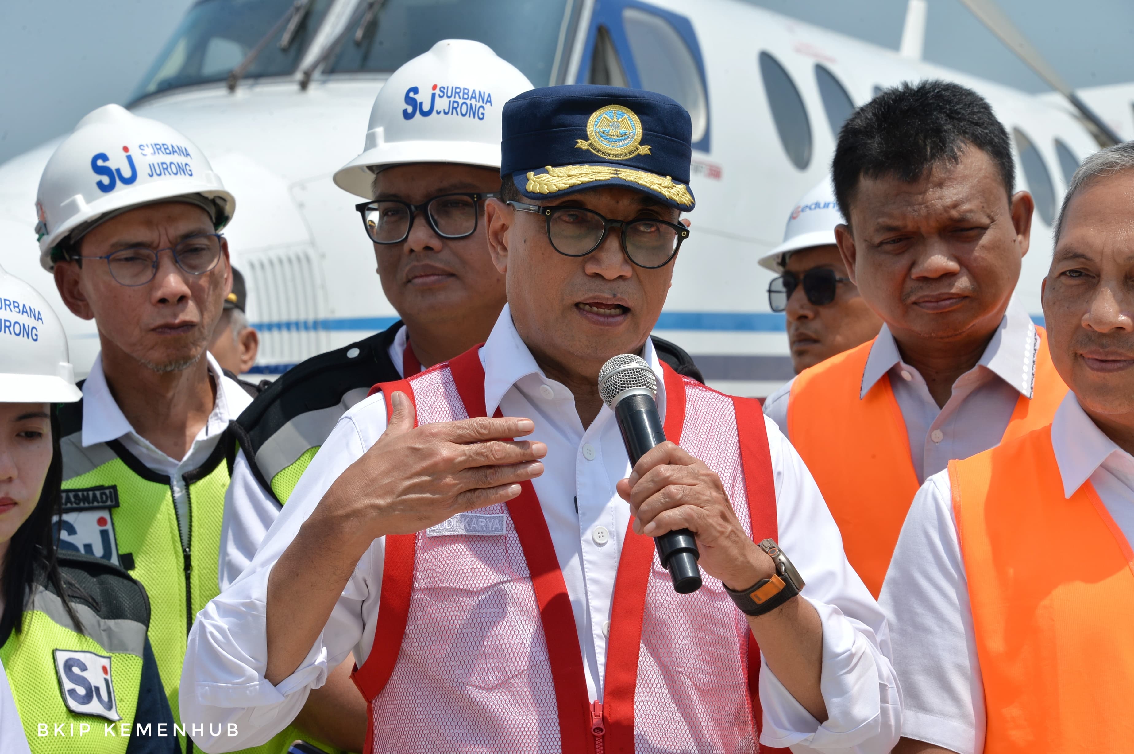 MINGGU DEPAN PRA OPERASI: Menteri Perhubungan Budi Karya Sumadi saat meninjau Bandara Internasional Dhoho Kediri, Jumat (8/12).