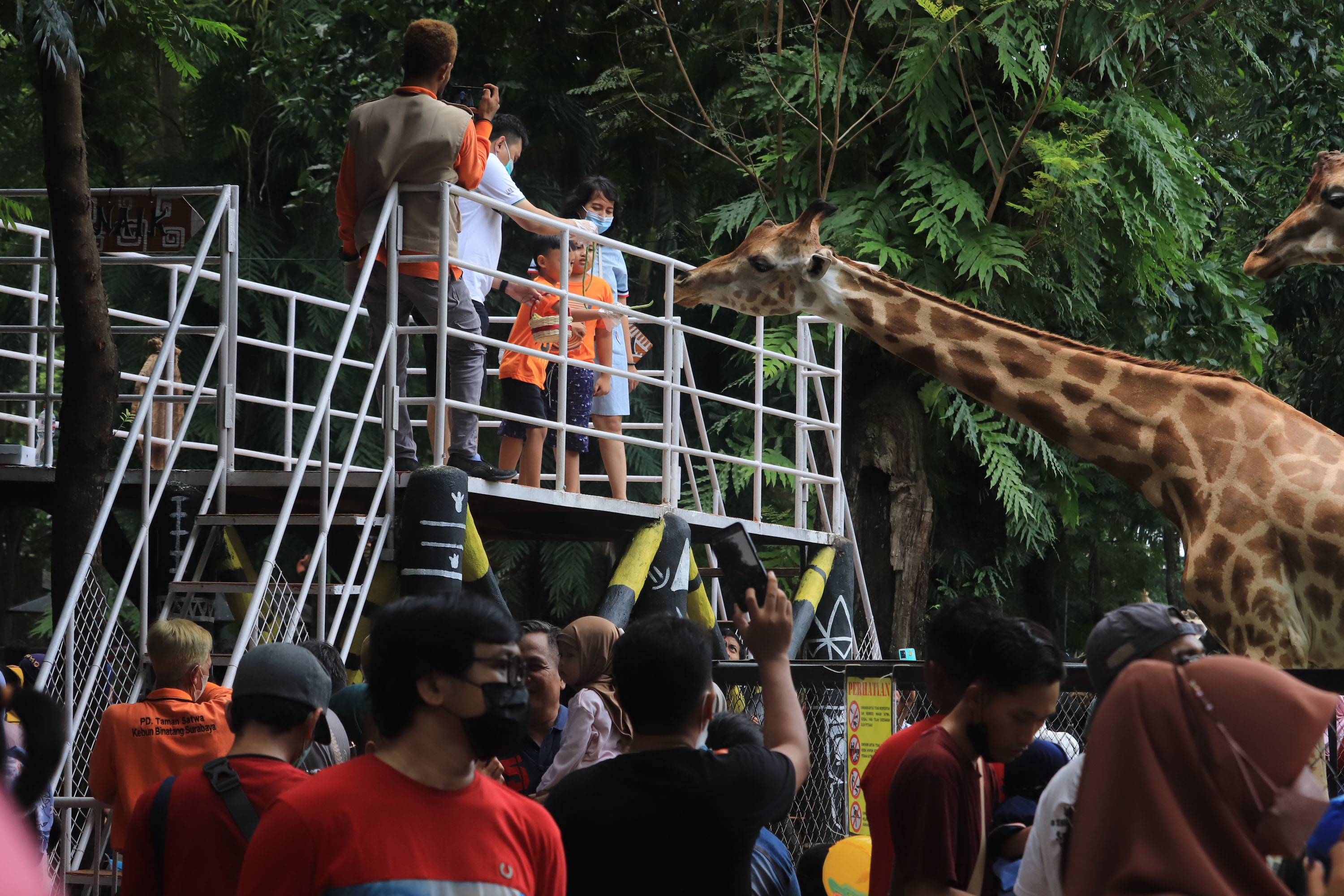 FAVORIT: Kebun Binatang Surabaya menjadi destinasi wisata unggulan di Kota Pahlawan yang selalu dipadati pengunjung saat musim liburan.