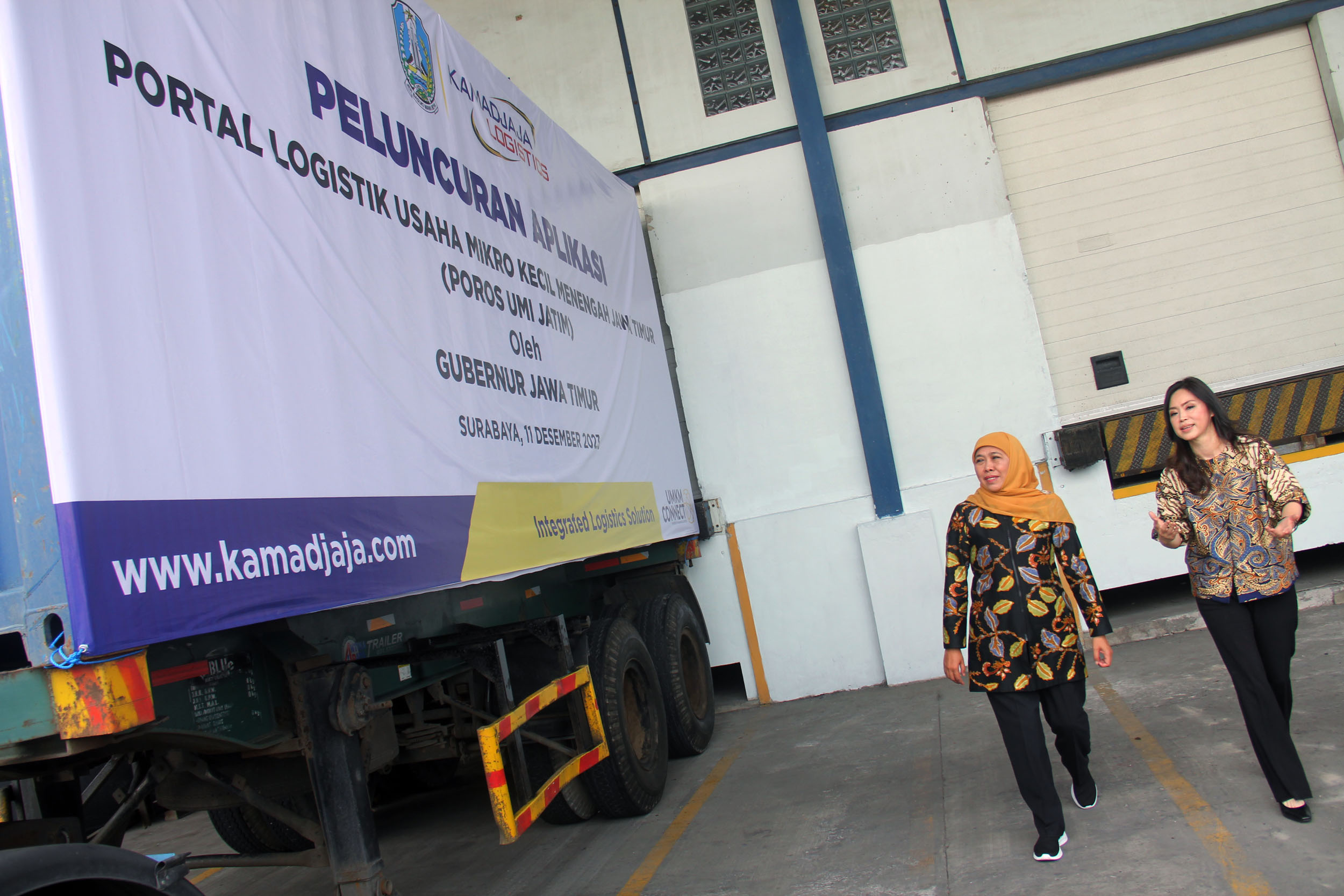 BENTUK DUKUNGAN: Gubernur Khofifah Indar Parawansa didampingi Ivy Kamadjaja saat peluncuran POROS UMI Jatim di Distribution Center Kamadjaja Logistics, Surabaya, Senin (11/12).