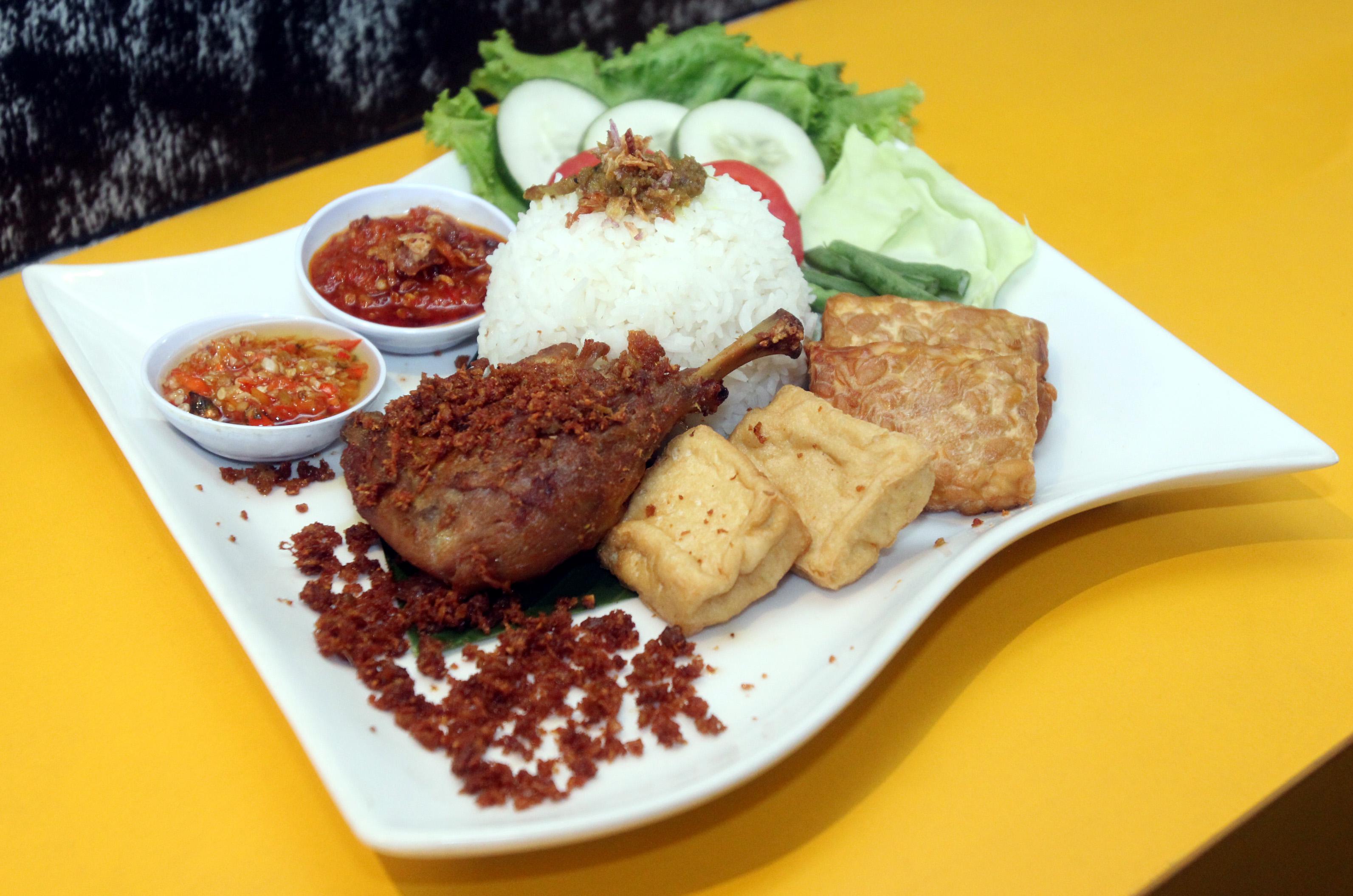 PILIH YANG MANA?: Ada dua pilihan sambal sebagai teman menyantap Bebek Rempah, yakni sambal korek dan terasi.