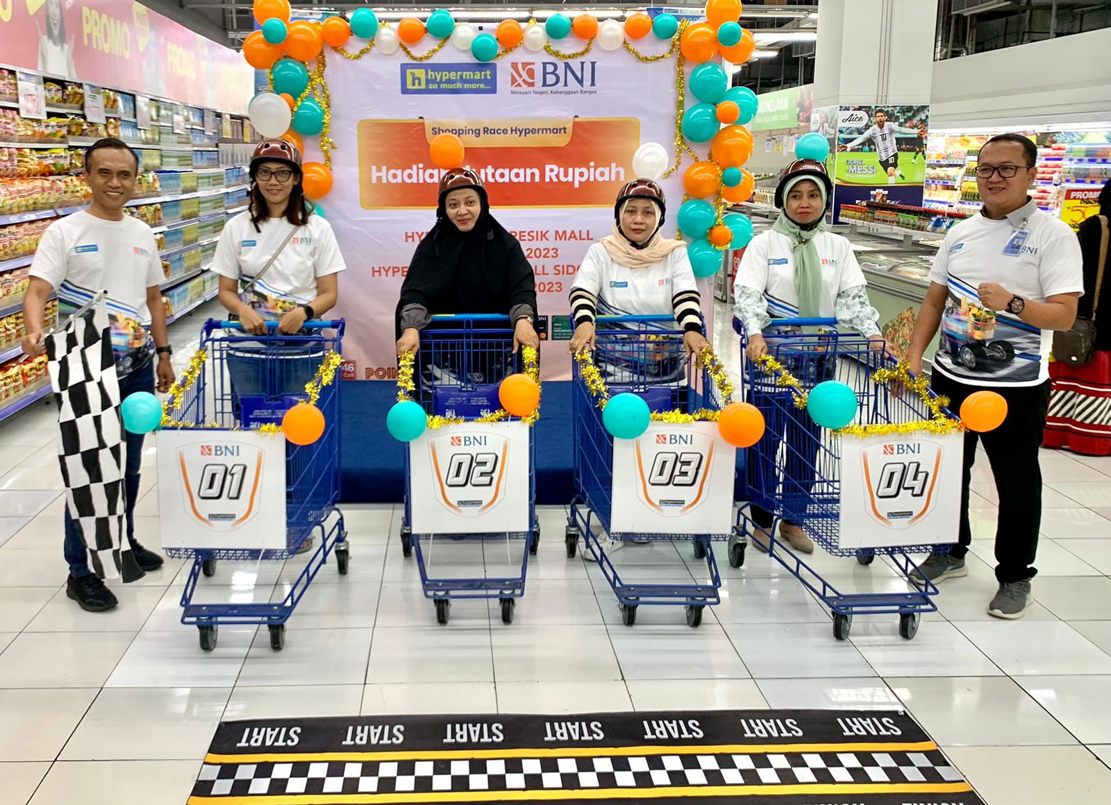 SIAP BELANJA: Kompetisi BNI Shopping Race yang diikuti nasabah loyal Bank BNI di Hypermarket Gresik akhir pekan kemarin berlangsung semarak.