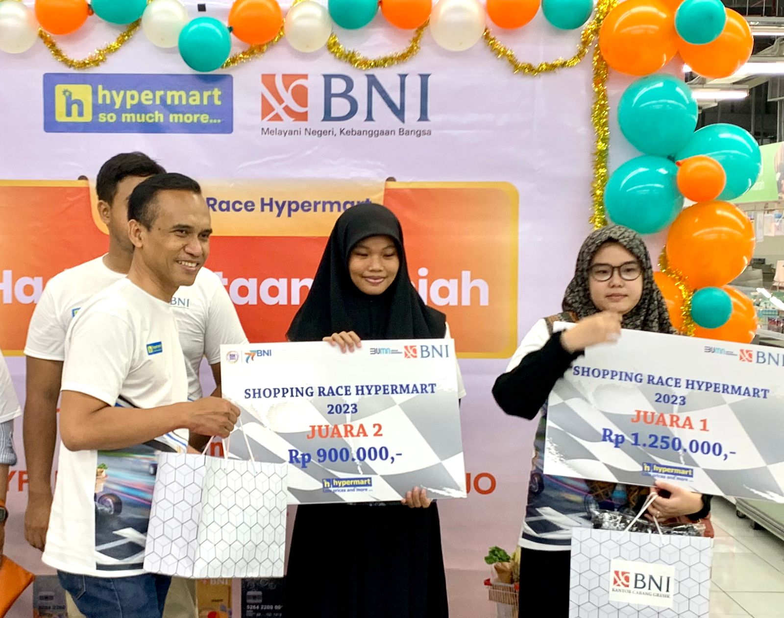 BELANJA DIBAYARIN BNI: Para nasabah peserta BNI Shopping Race mendapatkan hadiah berupa pembayaran belanjaan yang diambil.