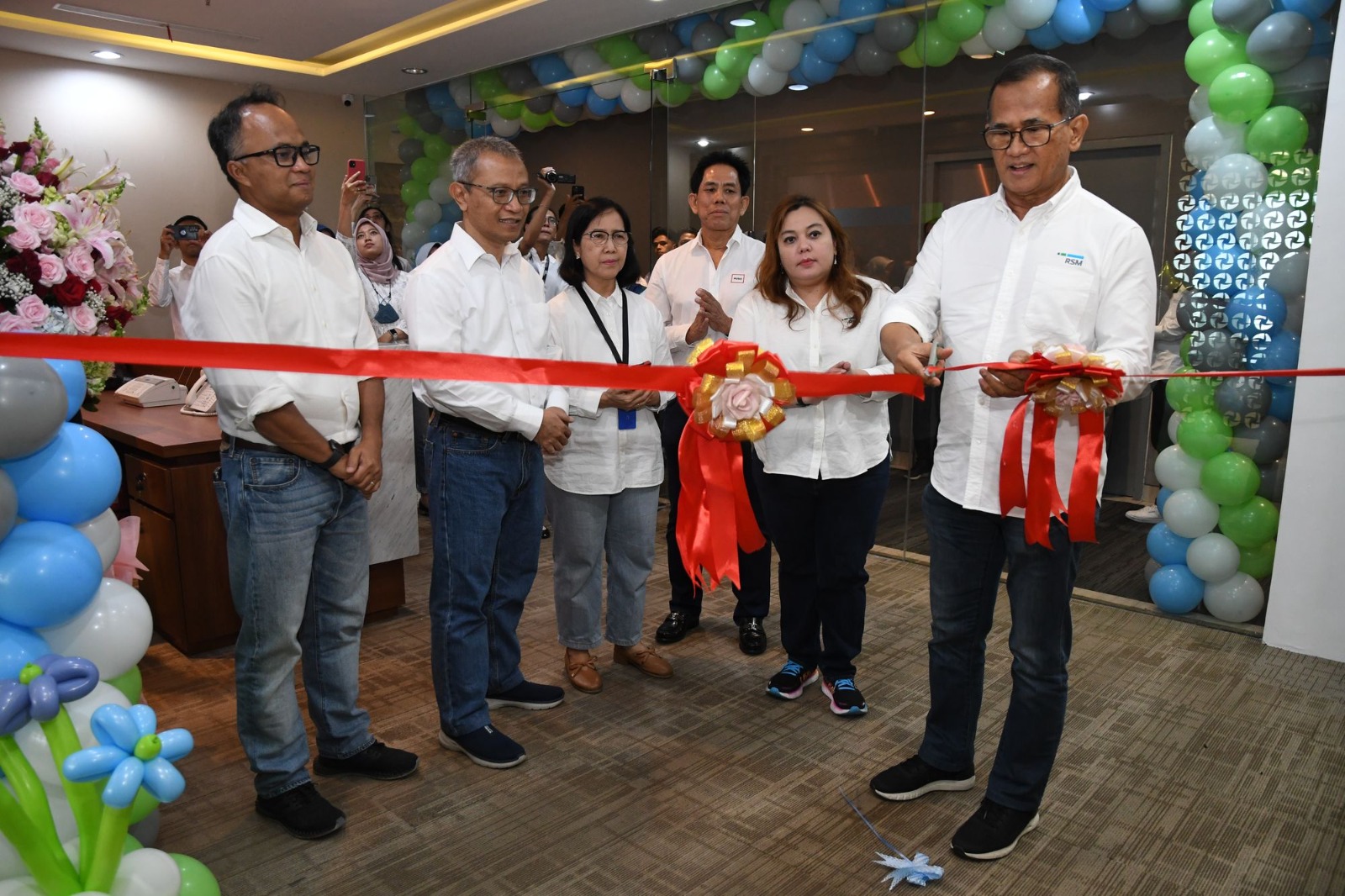 SELAMAT: Founder & Chief Executive Partner RSM Indonesia Amir Abadi Jusuf memotong pita atas dibukanya kantor Akuntan dan Konsultan RSM Indonesia di Pakuwon Center Surabaya.