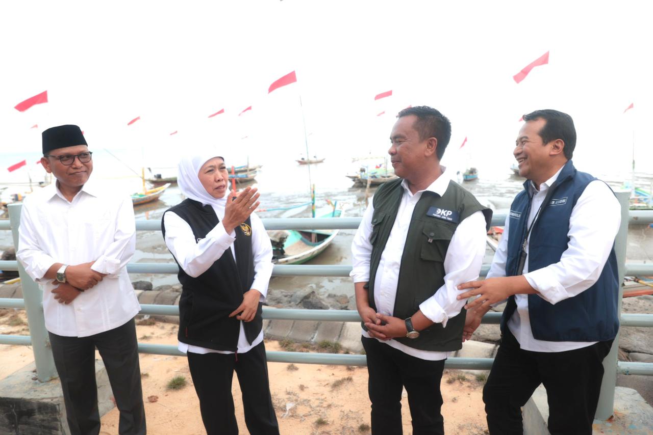 SEKTOR BAHARI: Gubernur Jatim Khofifah Indar Parawansa saat menghadiri&nbsp;kegiatan Sapa Nelayan peringatan Hari Nusantara ke-24 tahun 2023 di Taman Hiburan Pantai Kenjeran, Surabaya, Senin (11/12).
