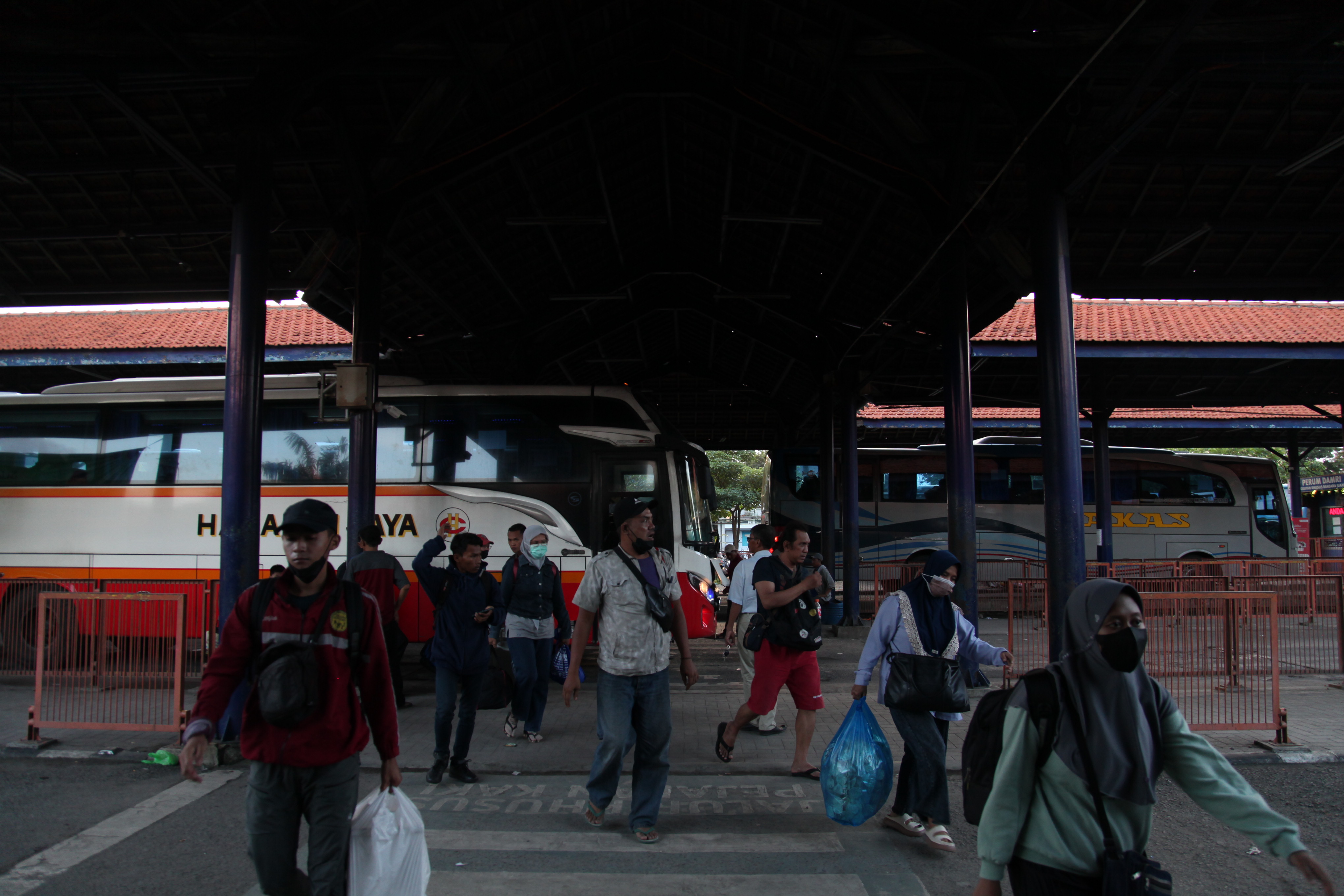 SEMAKIN MUDAH: Kini angkutan online resmi boleh mengambil penumpang di Terminal Purabaya.