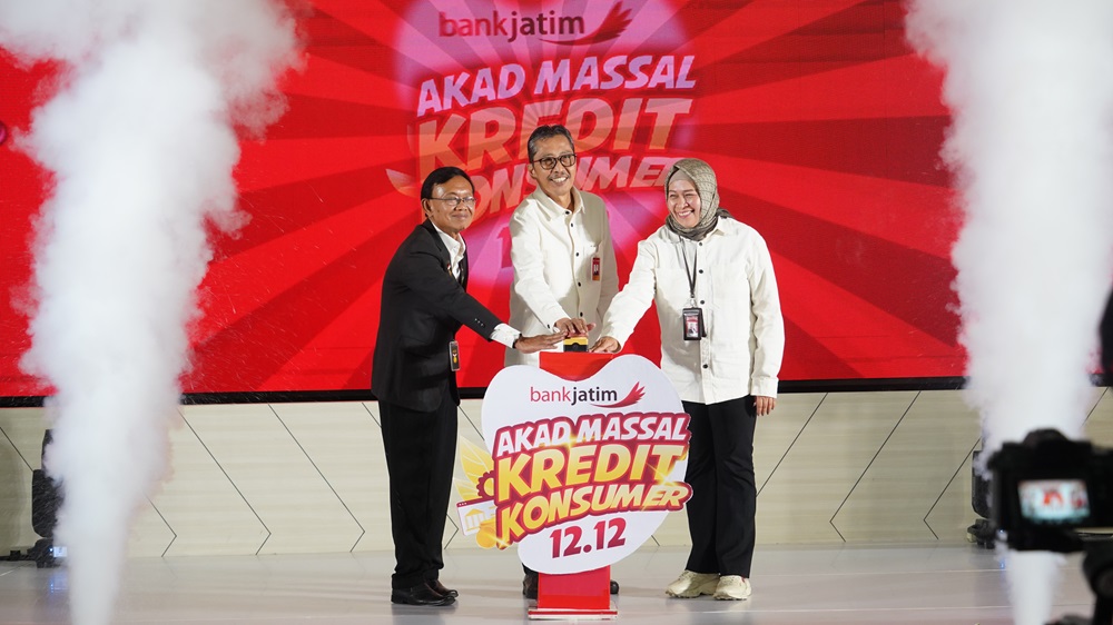 PERTAMA DI INDONESIA: Dari kiri, Direktur Operasional MURI Jusuf Ngadri bersama Dirut Bank Jatim Busrul Iman dan SEVP Consumer Banking Bank Jatim Hermita dalam acara Akad Massal Kredit Konsumer 12.12.