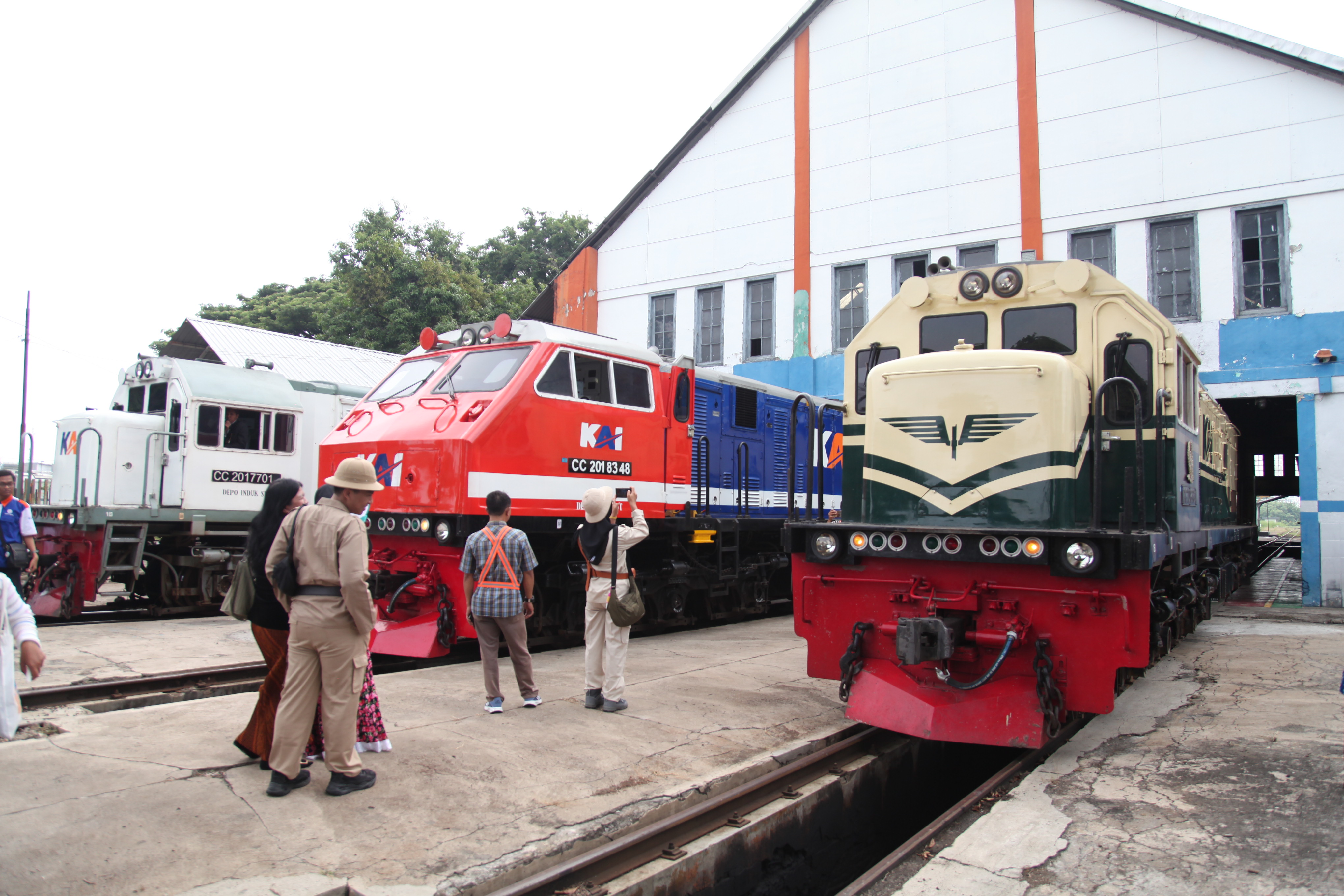 NOSTALGIA: Lokomotif CC 201 83 48 hadir di wilayah Daop 8 Surabaya dengan livery vintage merah dan biru.