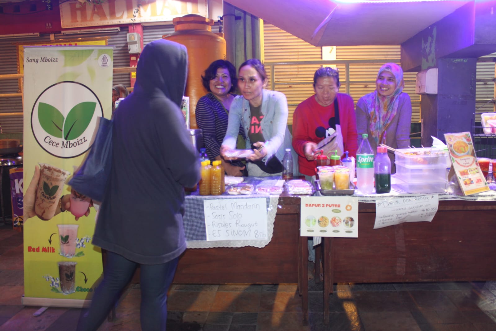 JADI JUJUKAN: Masyarakat bisa mencicipi beragam kuliner dari UMKM Surabaya.