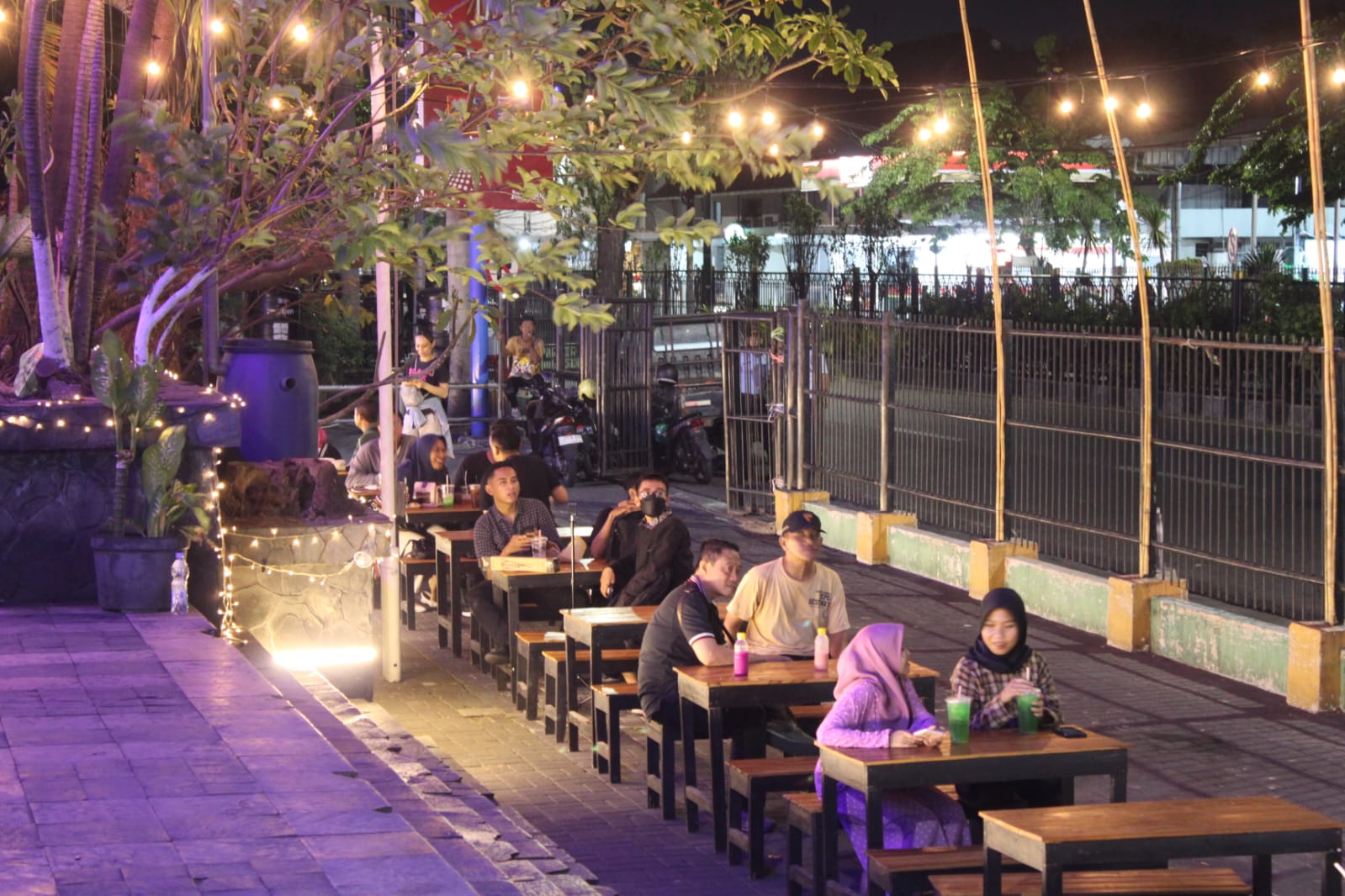 GANDENG UMKM: Pemkot Surabaya menjadikan Senja Surya di beberapa pasar Surabaya menjadi agenda rutin.
