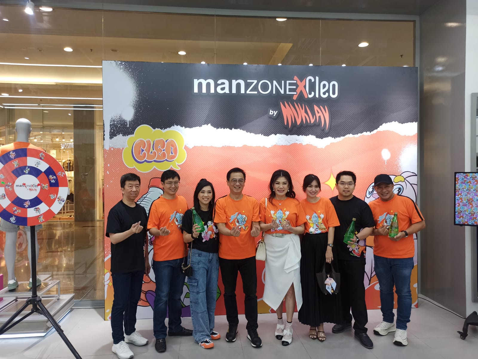 RAMAH LINGKUNGAN: Hermanto Tanoko (empat dari kiri) dan Melisa Patricia (tiga dari kiri) bersama pimpinan Cleo dan Manzone saat memperkenalkan kaos ramah lingkungan berbahan plastik daur ulang.