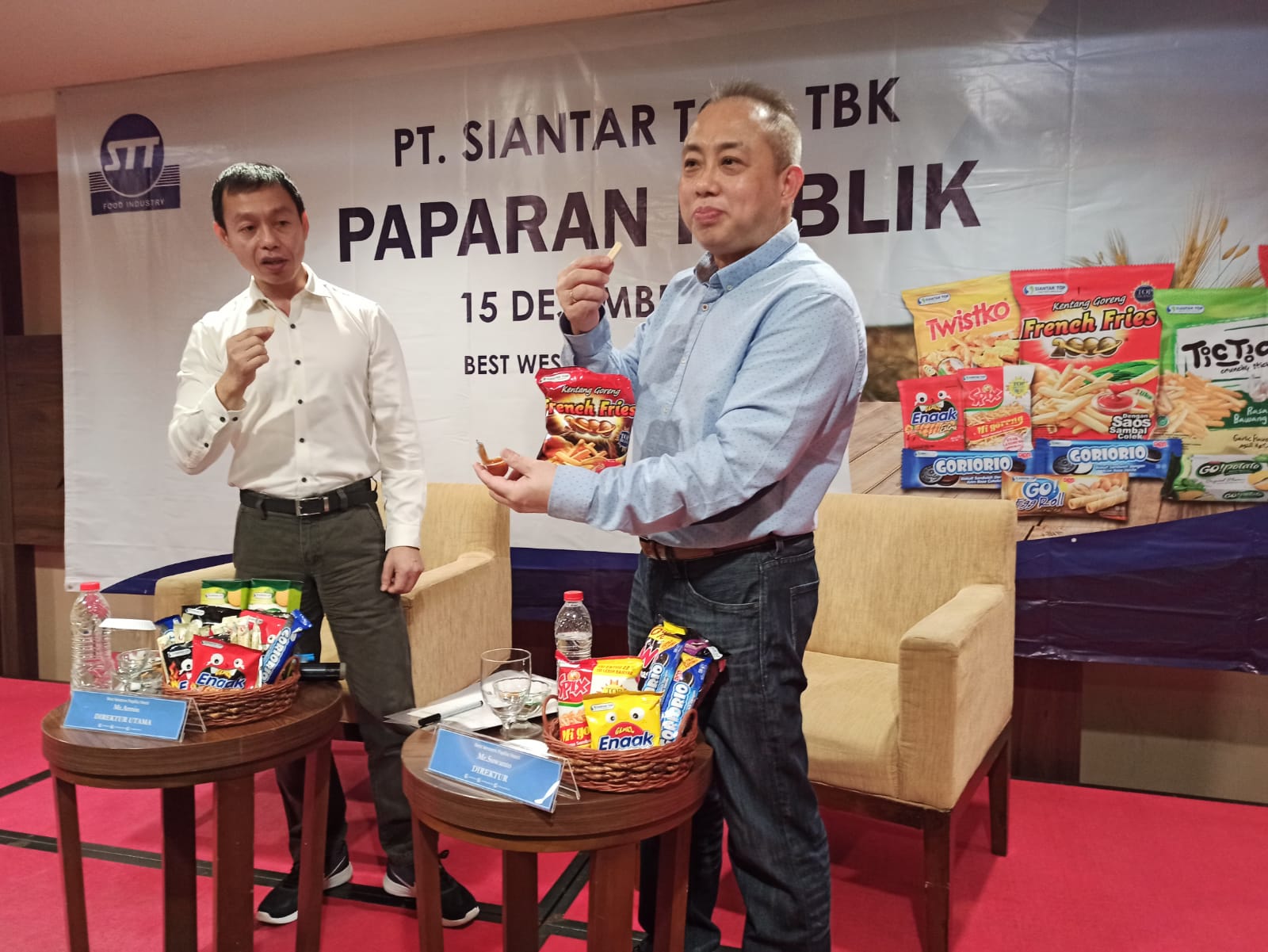 2024 OPTIMISTIS TUMBUH: Dirut PT Siantar Top Armin (kiri) bersama Direktur STTP Suwanto menunjukkan beberapa produk unggulan Siantar Top yang dipasarkan di dalam dan luar negeri.