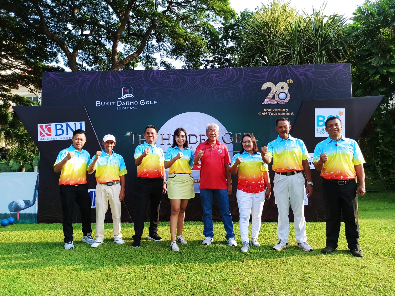 KOMPAK: Miftoh Hadi dan Brasada Chandra foto bersama para pegolf sebelum tee-off turnamen anniversary BDG ke-28 tahun 2023.