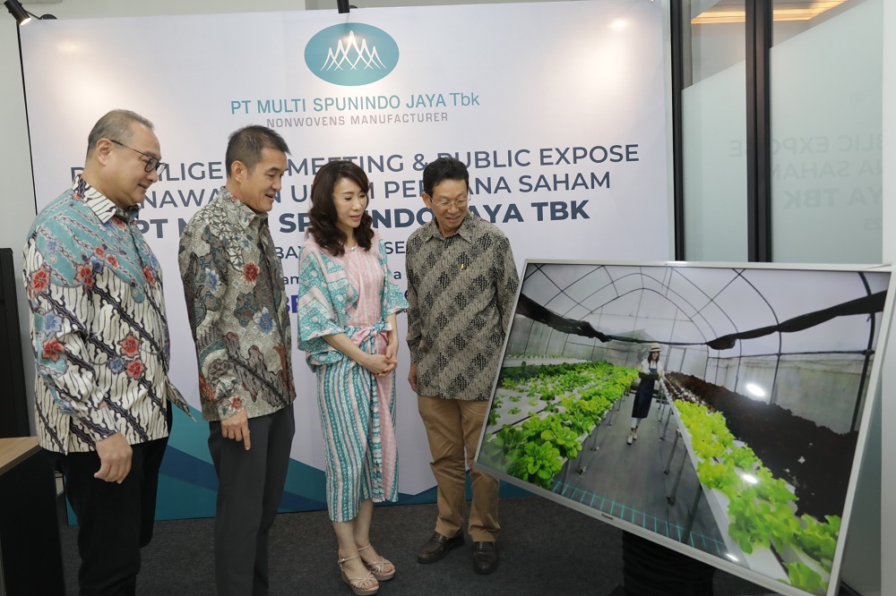 SIAP IPO: Dari kiri, Komisaris Utama PT MSJA Lunardi Basuki berbincang dengan Direktur Utama PT MSJA Sasongko Basuki, Direktur PT MSJA Roslin Octavia Basuki, dan Direktur PT MSJA Takushi Ishimoto.