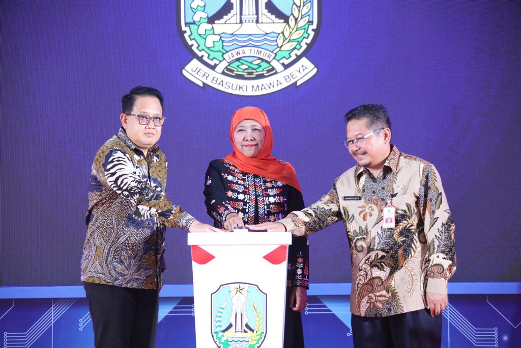 TRANSFORMASI: Gubernur Jatim Khofifah Indar Parawansa secara resmi me-launching BRIDA Jatim didampingi oleh Sekda Prov Jatim Adhy Karyono (kiri) dan Kepala BRIDA Jatim Andriyanto (kanan).
