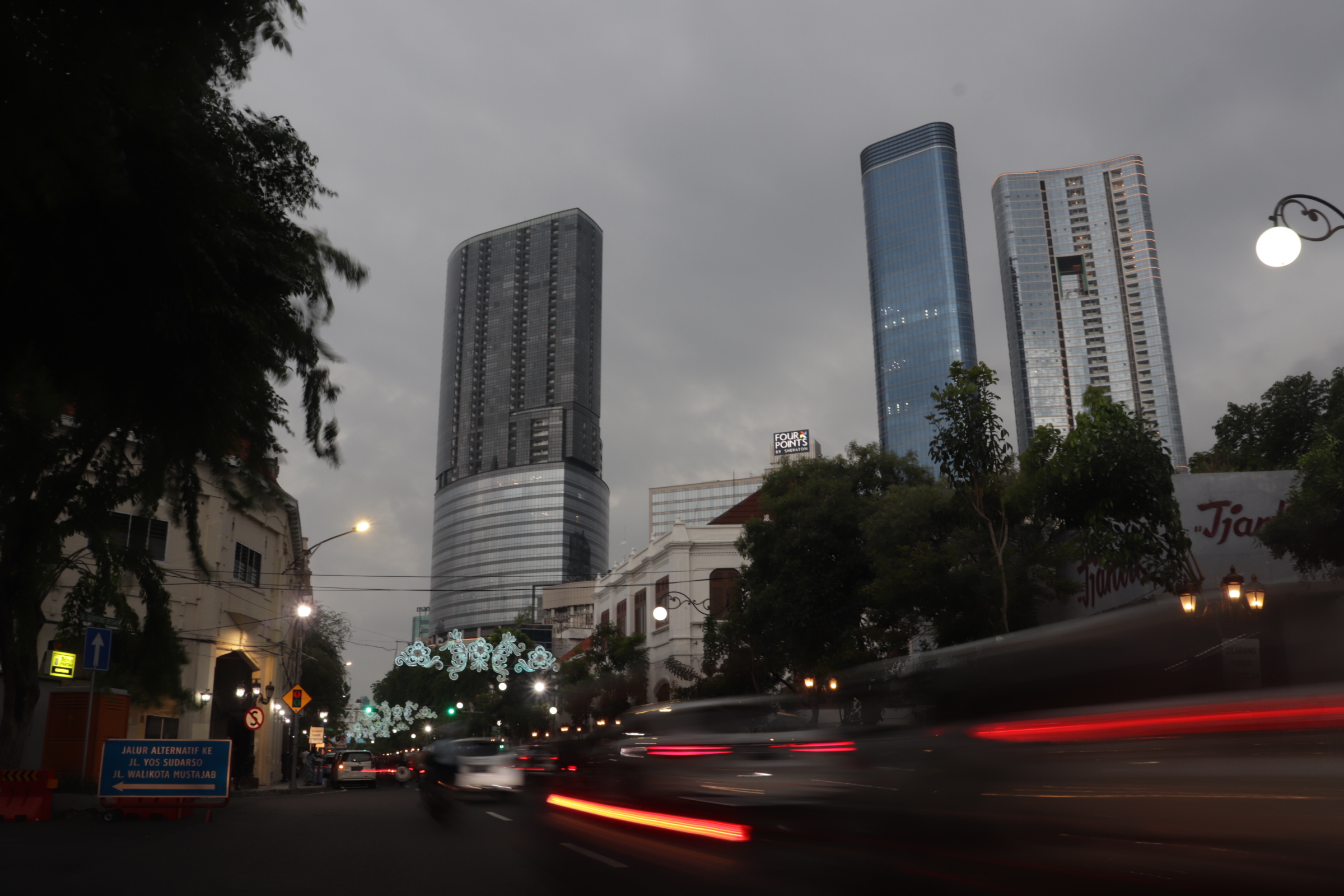 PUSAT KOTA: Megahnya gedung-gedung tinggi, lalu lalang kendaraan, dan bersantai sambil menikmati secangkir kopi adalah perpaduan sempurna menikmati indahnya kota Surabaya.