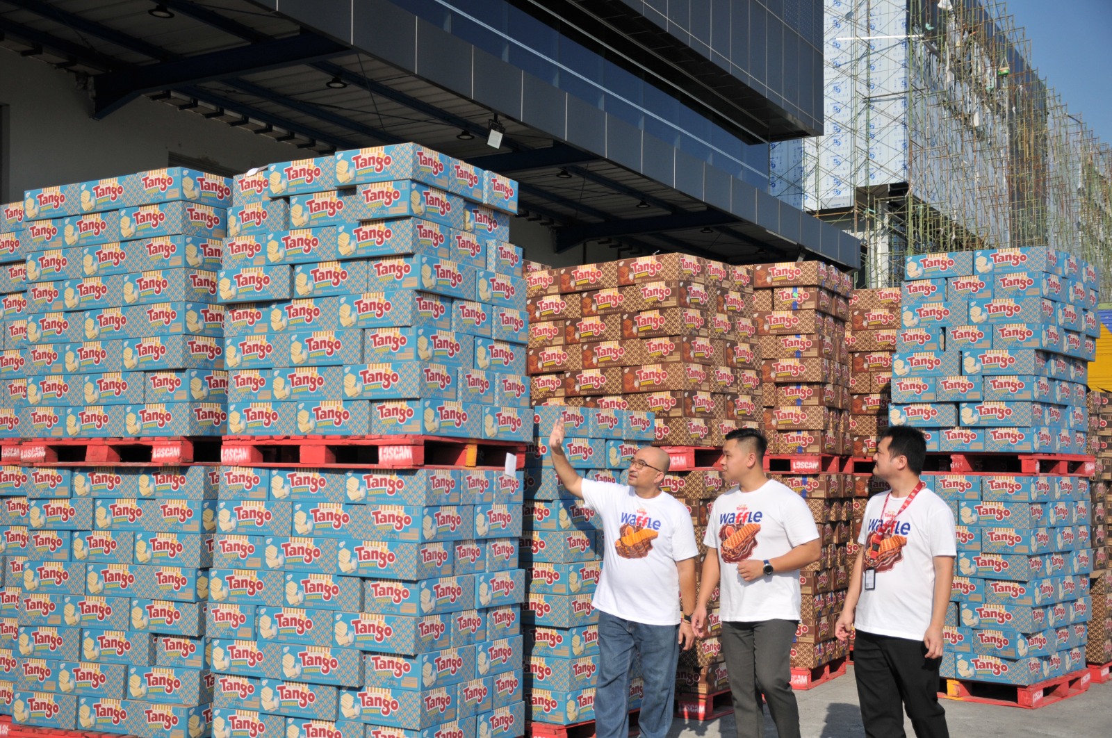 PASARNYA LUAS: Harianus Zebua (kiri) dan Christopher Harlim (tengah) meninjau produk Wafer Tango yang siap didistribusikan ke seluruh wilayah Indonesia.