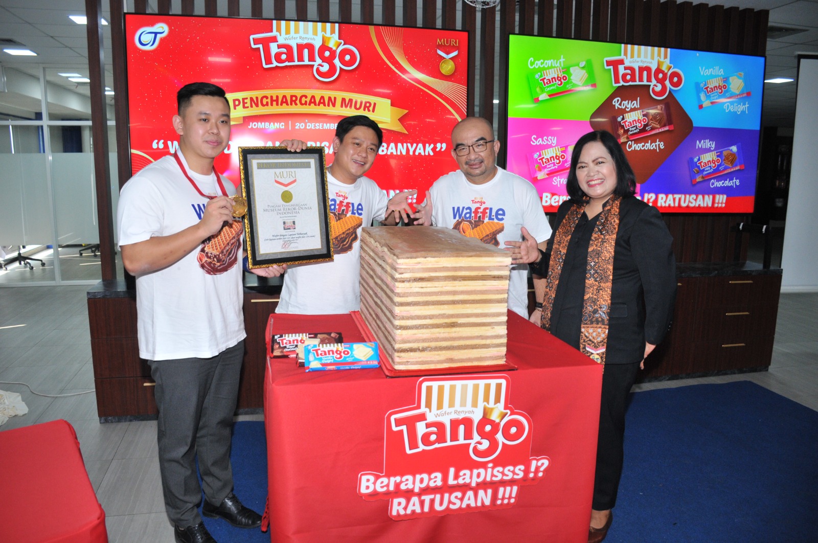BERAPA LAPIS? RATUSAN: Christopher Harlim (kiri) bersama Harianus Zebua (dua dari kanan) dan Sri Widayati menunjukkan rekor MURI produk Wafer Tango dengan lapisan terbanyak di Indonesia.