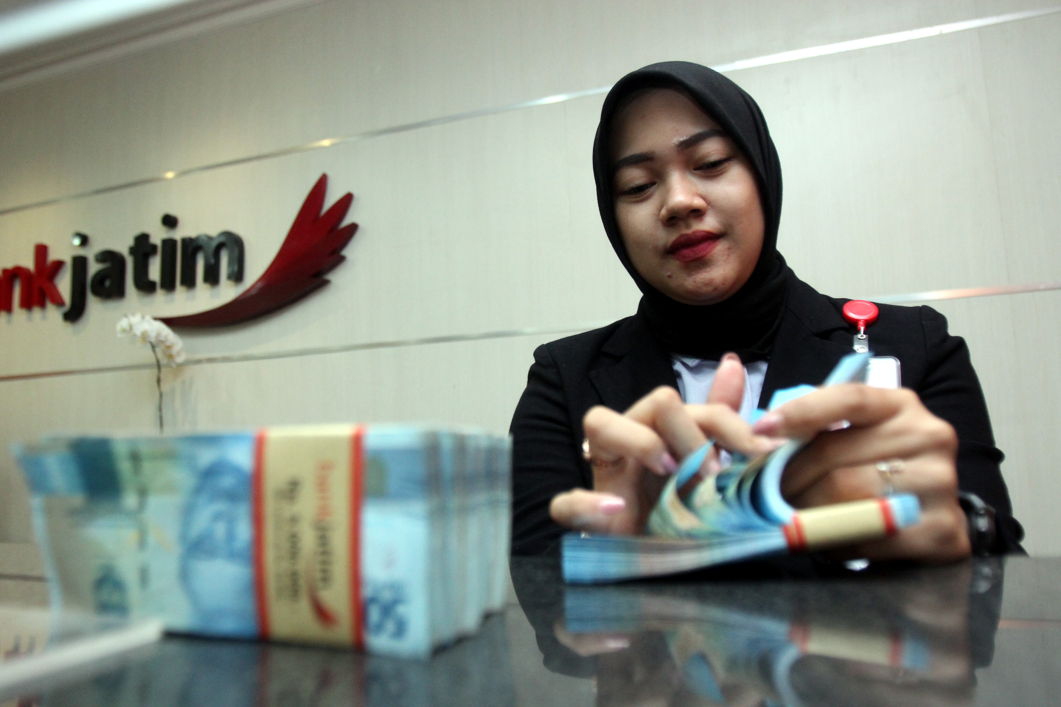 RELATIF STABIL: Secara tahunan uang beredar pada bulan November naik 3,3 persen.