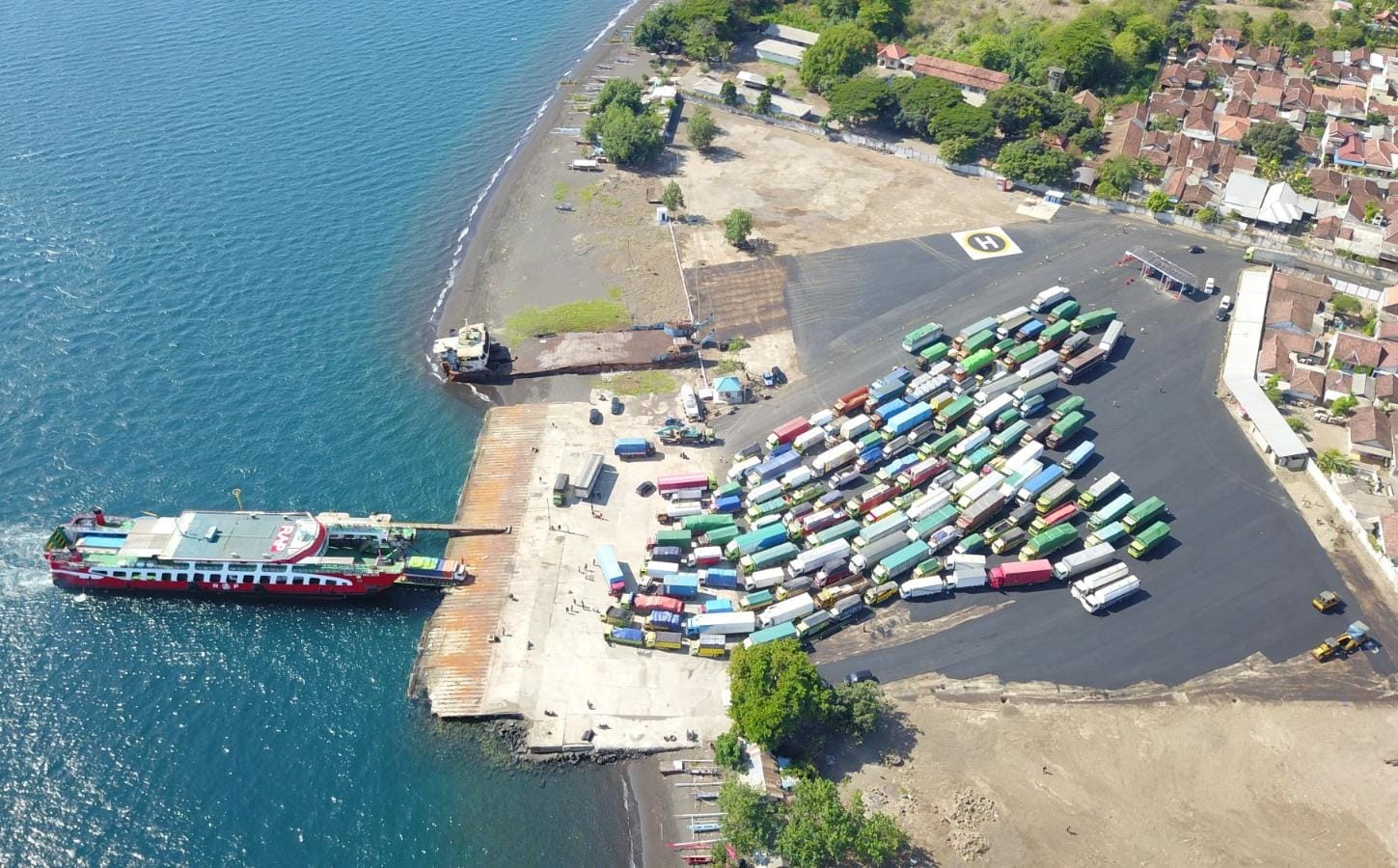 PADAT: Lonjakan penumpang maupun kendaraan terjadi di penyeberangan Pelabuhan Ketapang, baik yang dating maupun yang hendak ke Bali.