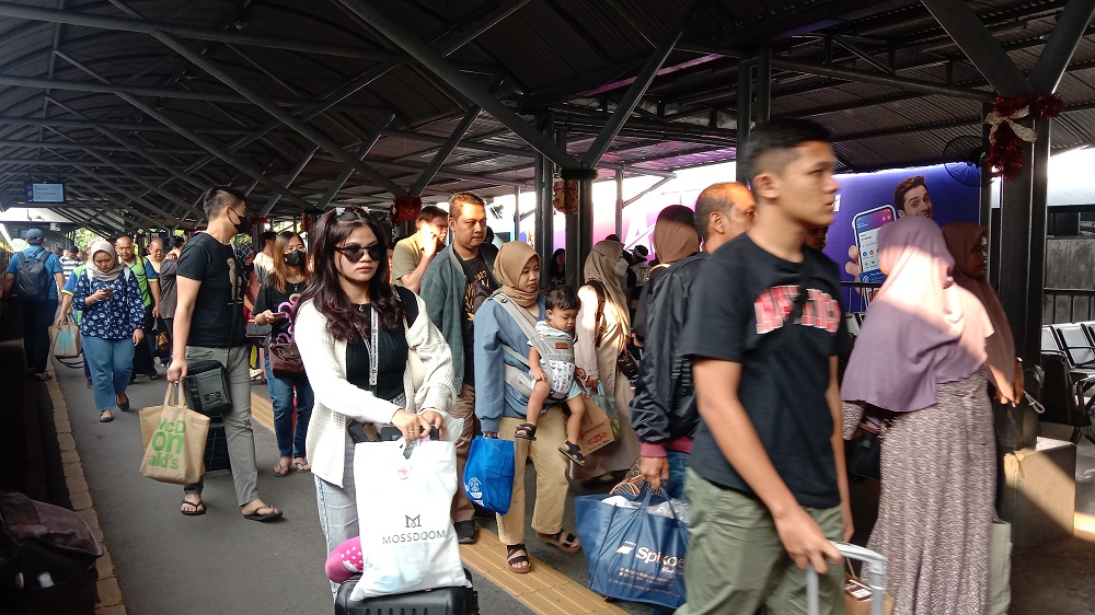 LIBURAN: Sampai Minggu (24/12) sore, penumpang yang akan pergi maupun datang di Stasiun Gubeng Surabaya masih tampak padat.