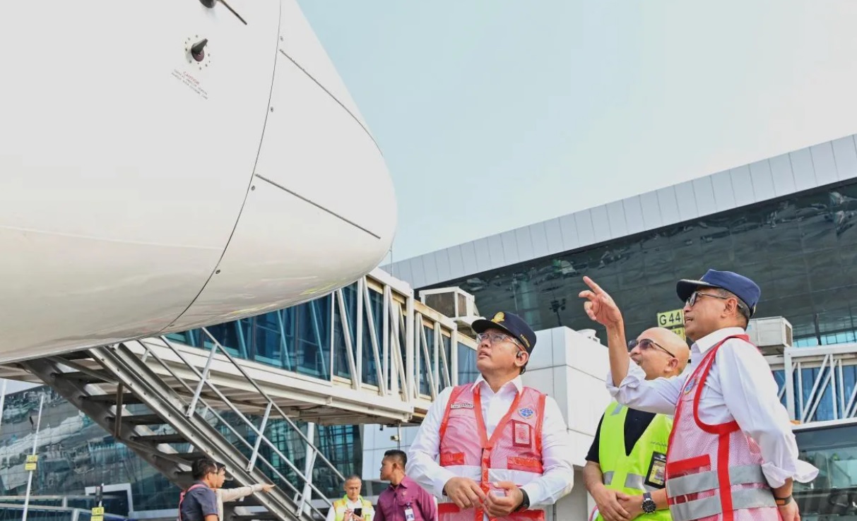 Menteri Perhubungan Budi Karya Sumadi saat melakukan peninjauan dalam rangka angkutan Nataru 2023/2024 di Bandara Soekarno-Hatta, Tangerang, Banten, Minggu (24/12).