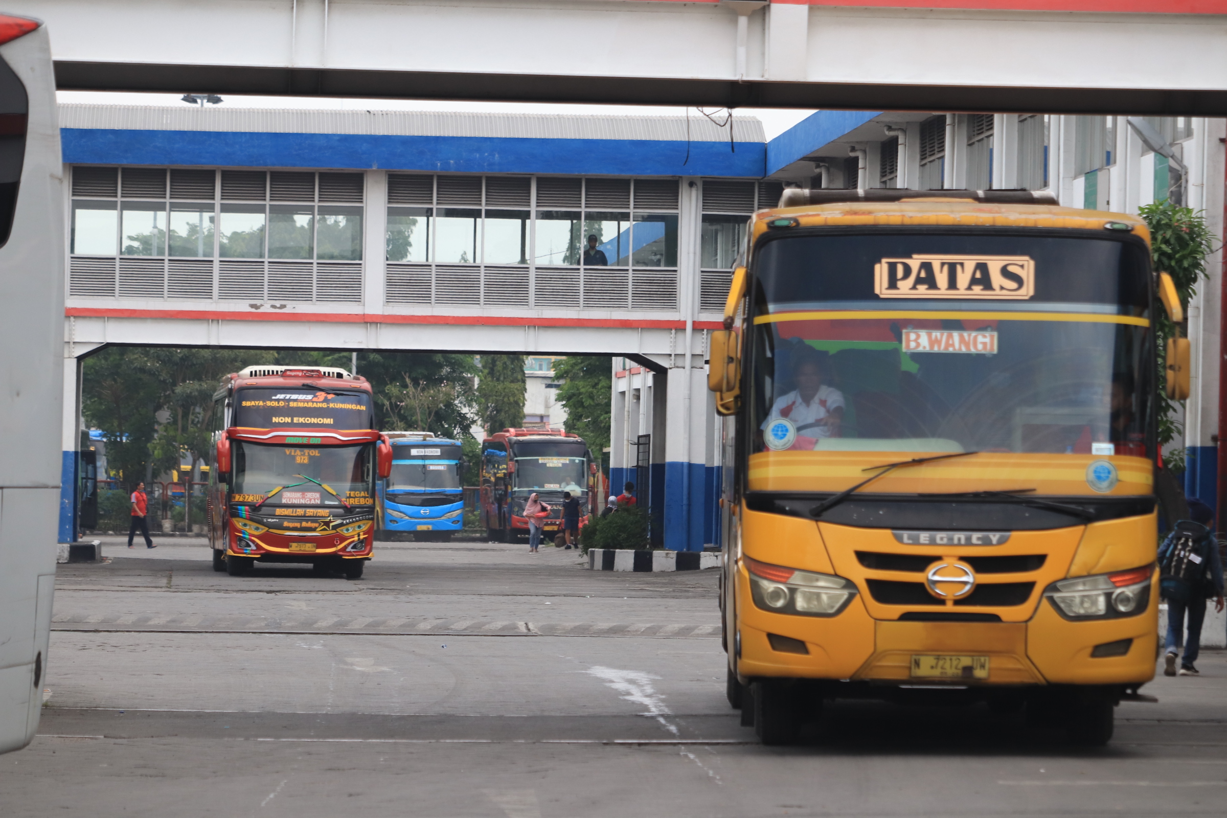 TAK SAMPAI MEMBLUDAK: Peningkatan penumpang bus saat momen Nataru 2023/2024 tak terlalu signifikan.