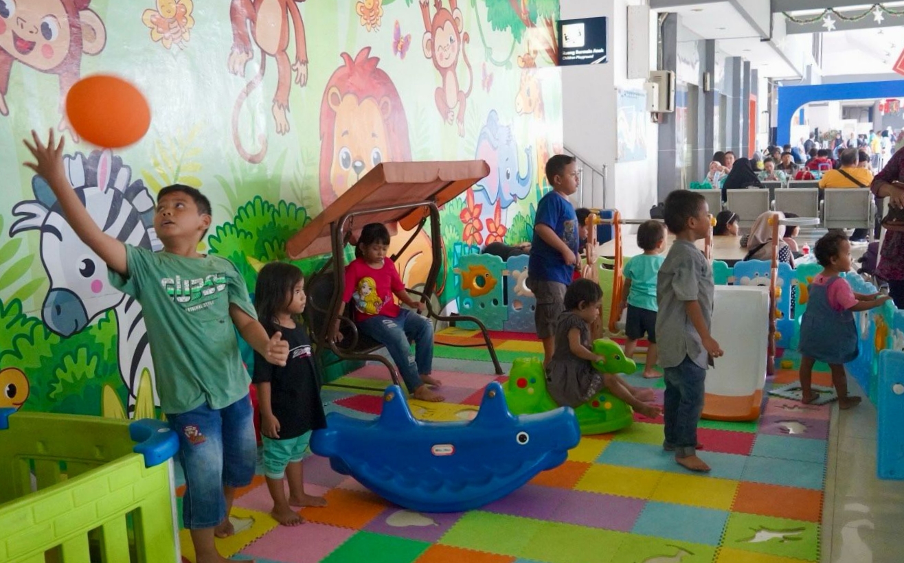 RAMAH ANAK: Area bermain anak yang ada di Stasiun Surabaya Gubeng membuat anak-anak semakin nyaman dan tidak bosan saat menunggu KA.