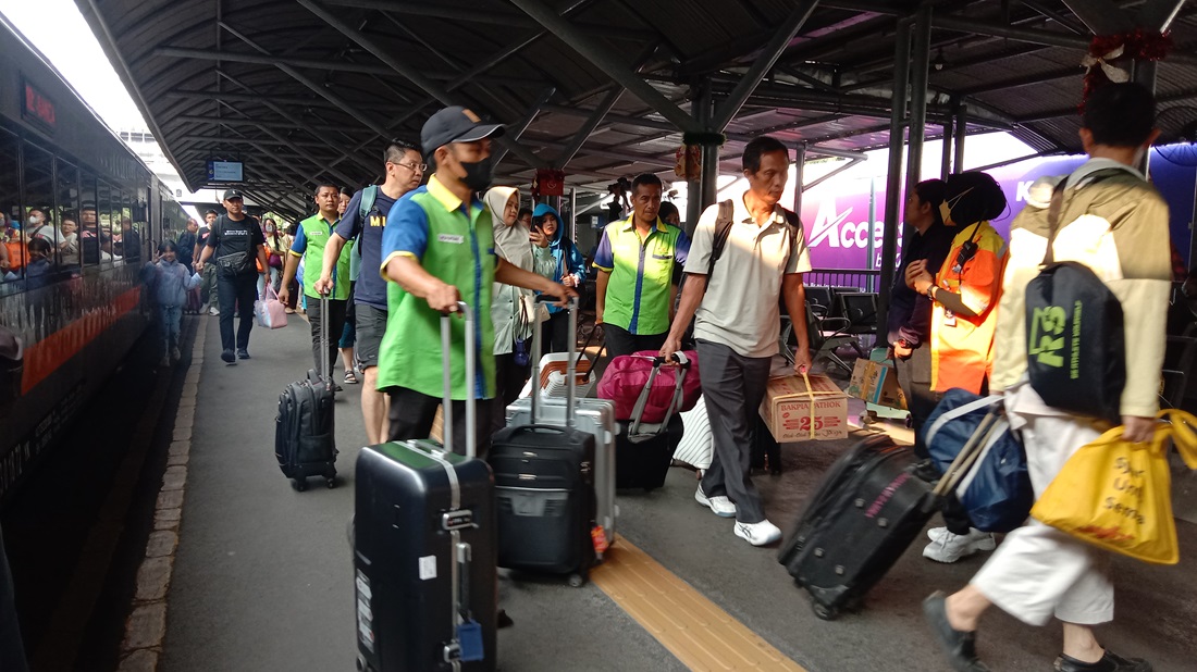 MENINGKAT: Daop 8 Surabaya mencatat sebanyak 9.204 penumpang yang datang pada Selasa (26/12) dan 6.148 penumpang yang berangkat melalui Stasiun Surabaya Gubeng.