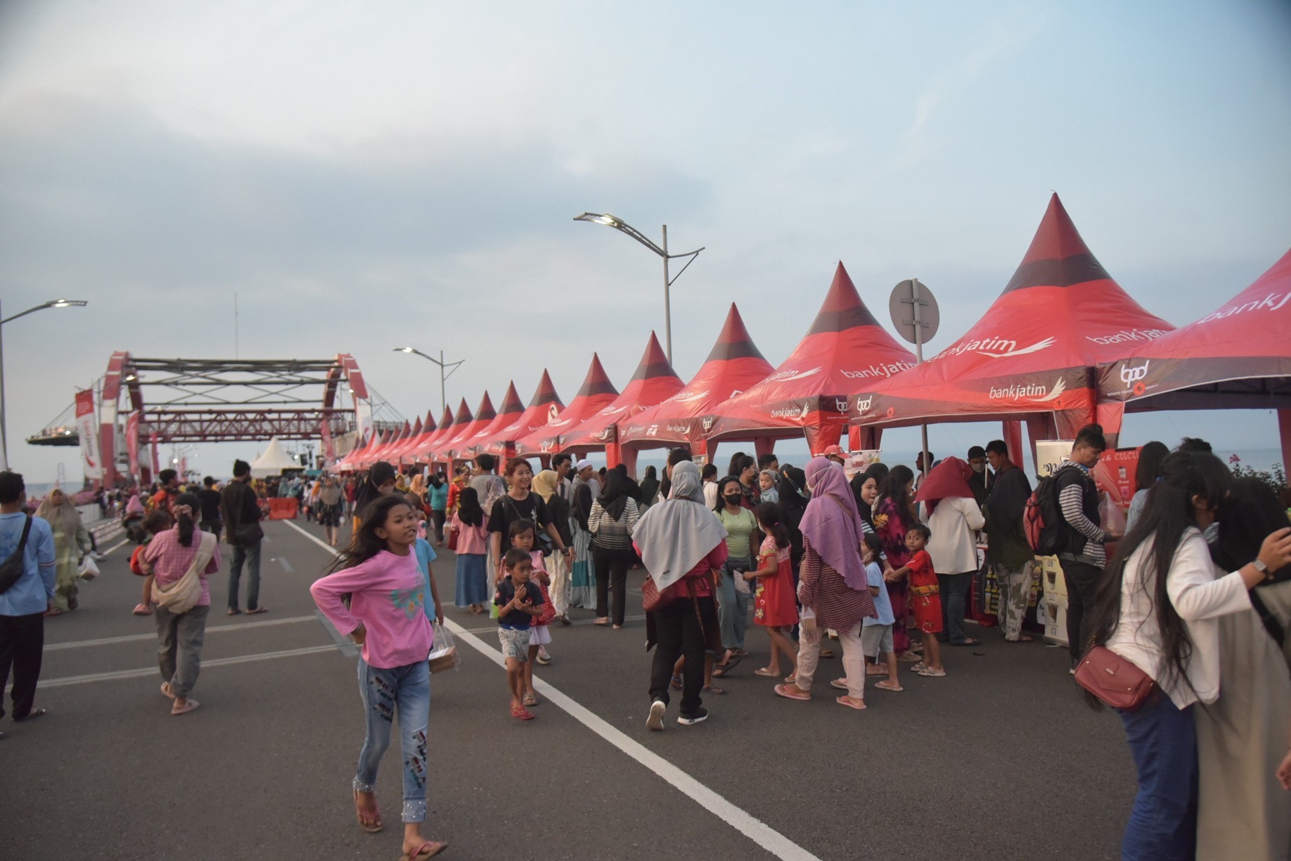 EKONOMI KERAKYATAN: UMKM mendominasi perdagangan di lokasi-lokasi wisata, sehingga momen libur Nataru menjadi peluang untuk menggerakkan pertumbuhan UMKM.
