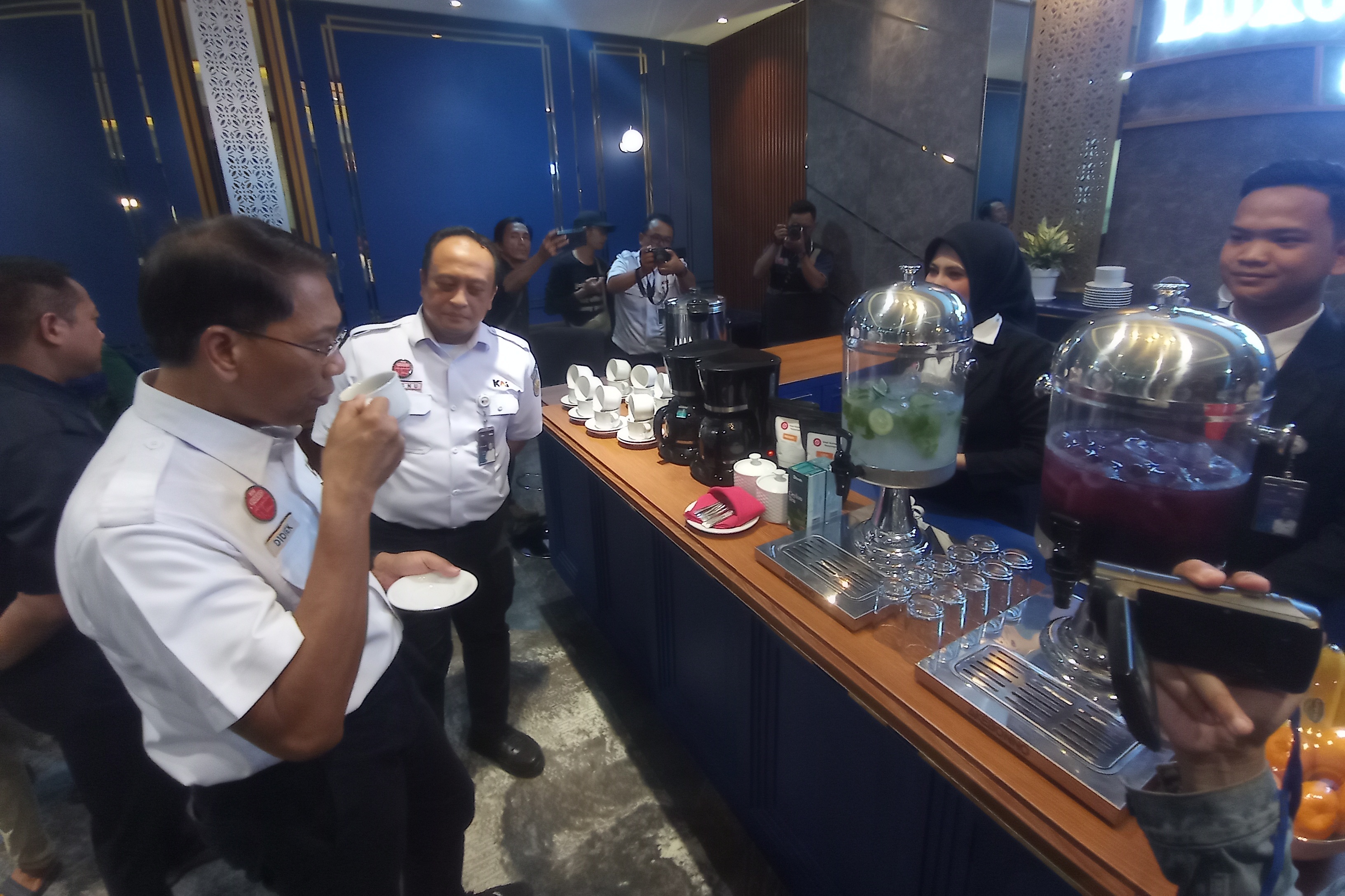 EKSLUSIF: Dirut KAI Didiek Hartyanto saat meresmikan Luxury Lounge di stasiun Gubeng, Surabaya.