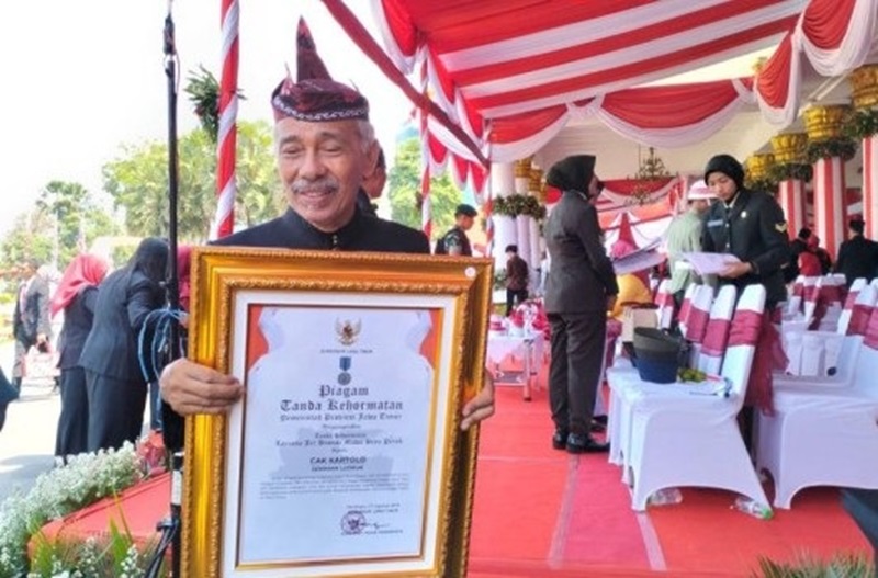 PENGHARGAAN: Cak Kartolo menerima penghargaan Jer Basuki Mawa Beya dari Pemerintah Provinsi Jawa Timur.