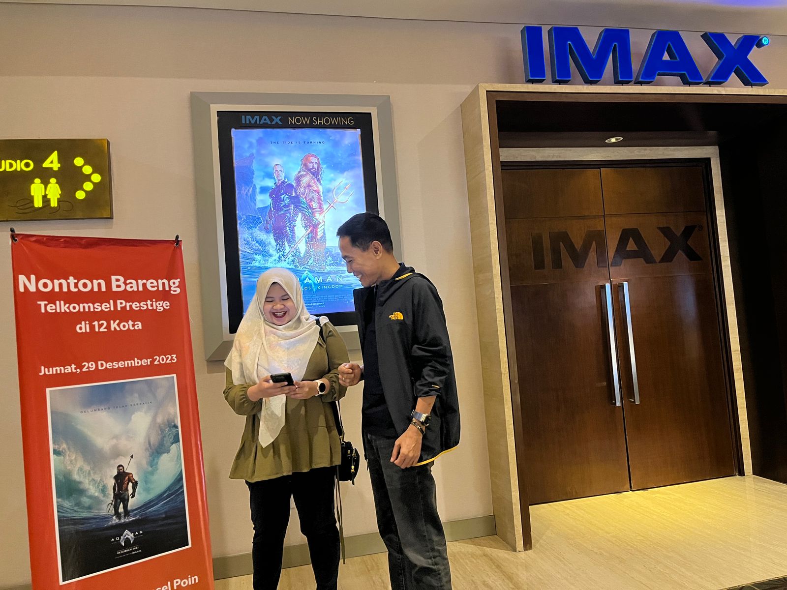 UNTUK PELANGGAN: General Manager Consumer Business Region Jawa Timur Telkomsel, Kuntum Wahyudi (kanan) usai press conference Nobar Pelanggan Telkomsel Prestige, Jumat (29/12).