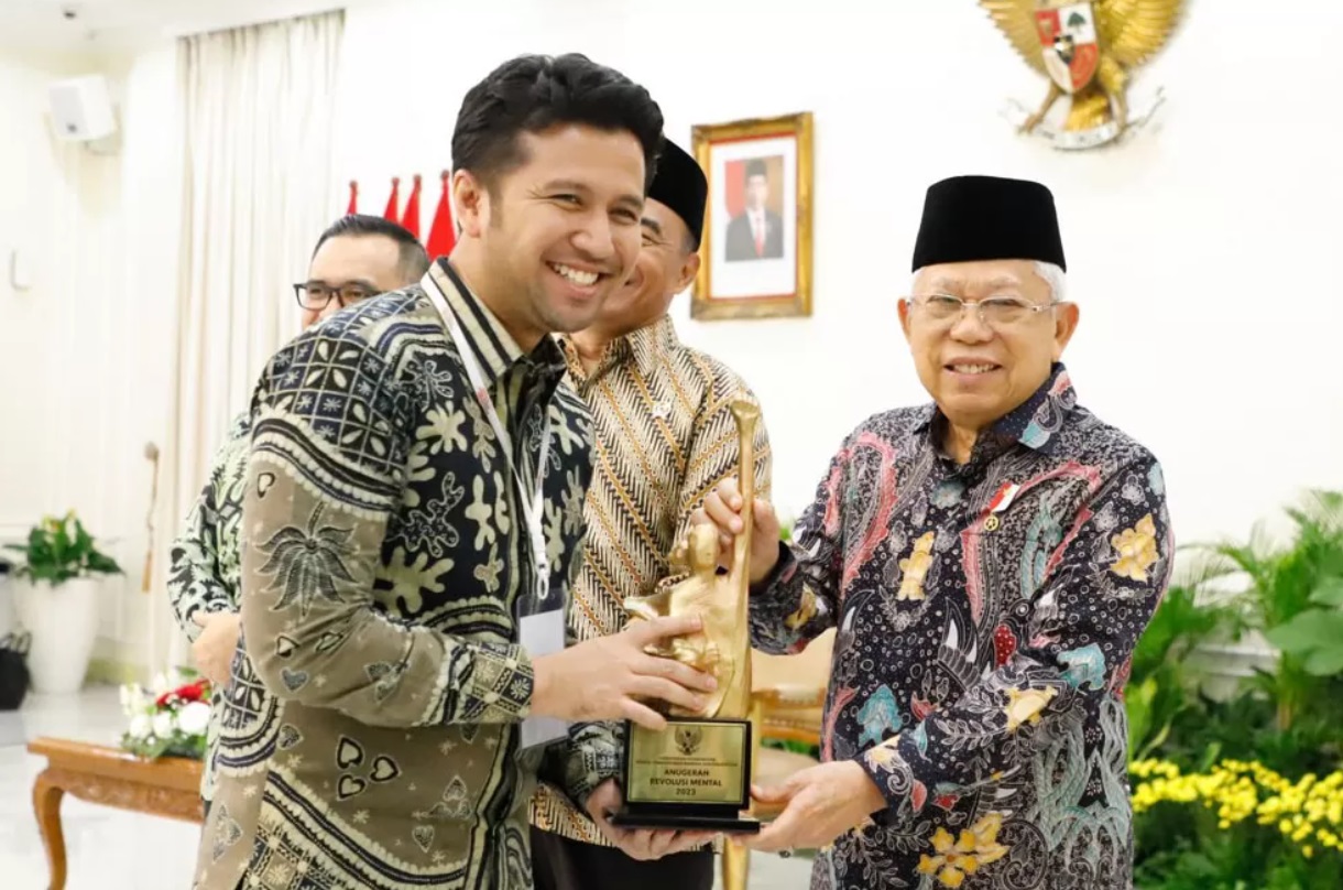 BERSAMA WAPRES: Emil Elestianto Dardak bersama Wakil Presiden RI KH Makruf Amin.
