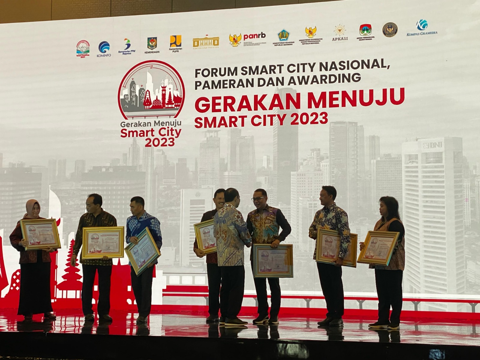 PRESTASI: Wali Kota Eri Cahyadi (tiga dari kanan) menerima penghargaan Smart Government dan Smart Environment dari Kemenkominfo RI di Forum Smart City Nasional, Pameran dan Awarding.