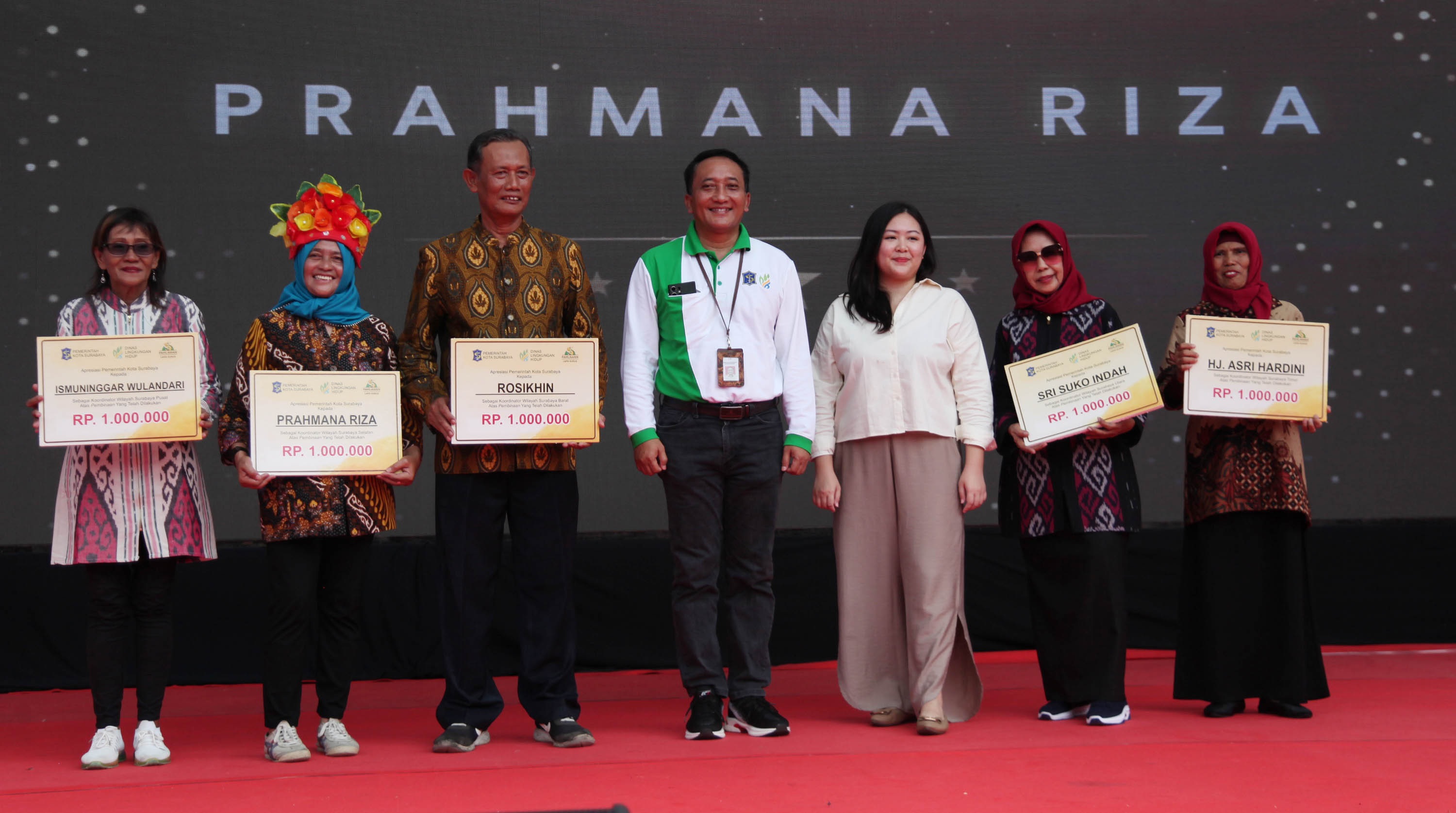 BERKAT KERJA KERAS: Prahmana Riza saat menerima apresiasi kader lingkungan dari DLH Surabaya.