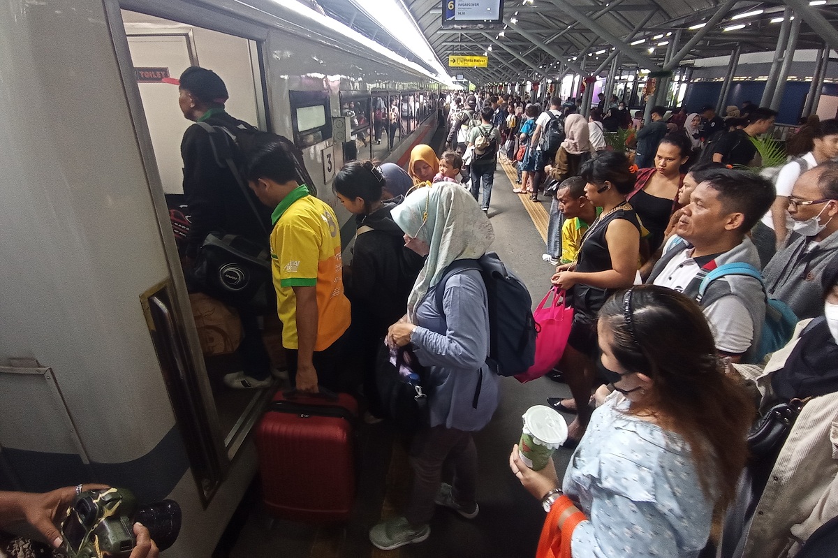 MEMBLUDAK: Kepadatan penumpang pasca libur Nataru di Stasiun Surabaya Gubeng, Senin (1/1).