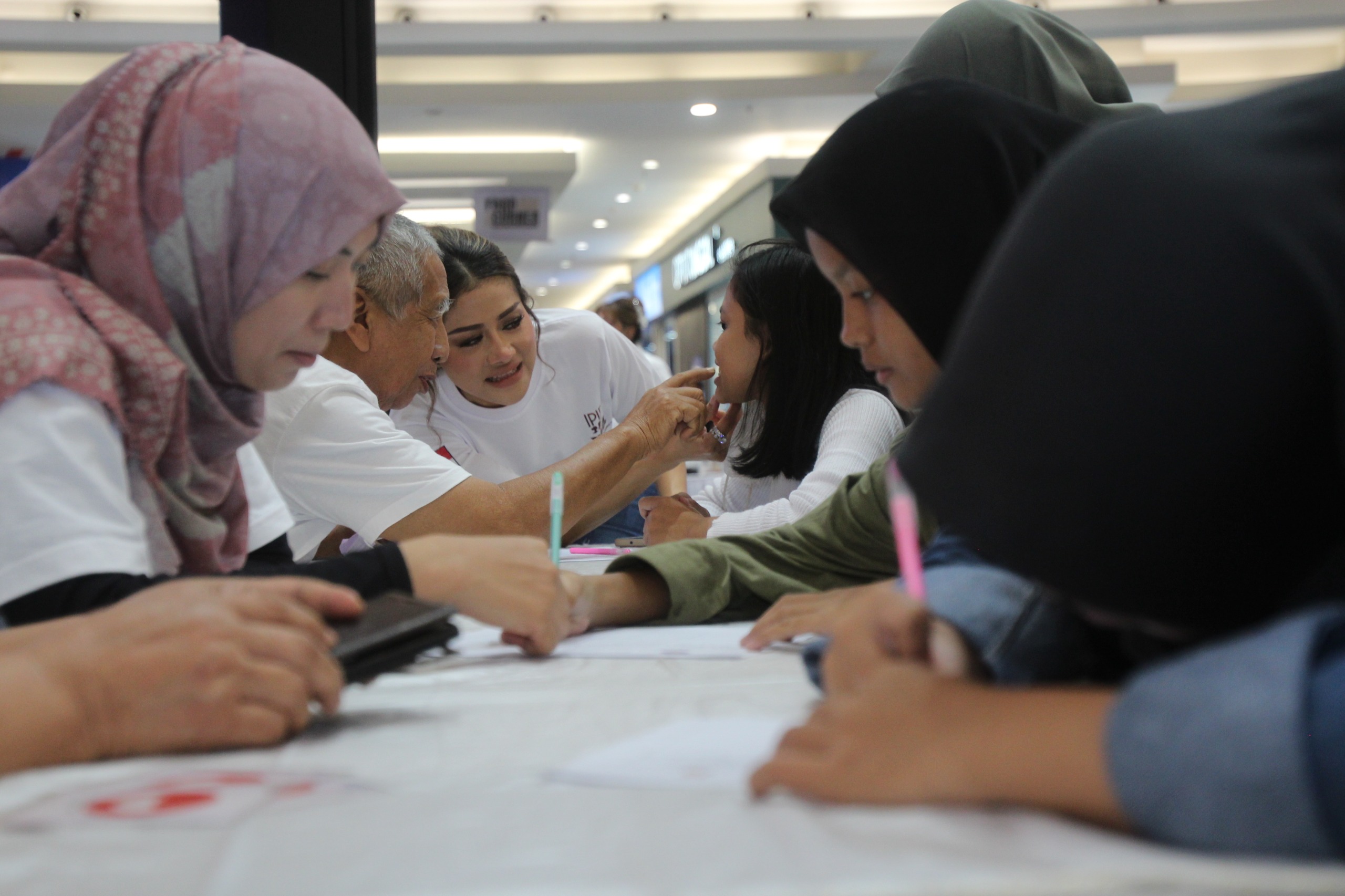 PANGGILAN JIWA: Bersosialisasi dan kegiatan sosial adalah aktivitas yang sudah menjadi kegemaran bagi Asrilia Kurniati.