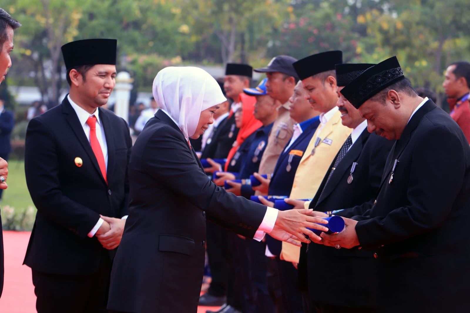 Ketum KONI Jatim Muhammad Nabil menerima penghargaan Jer Basuki Mawa Bea dari Gubernur Jatim Khofifah Indar Parawansa.
