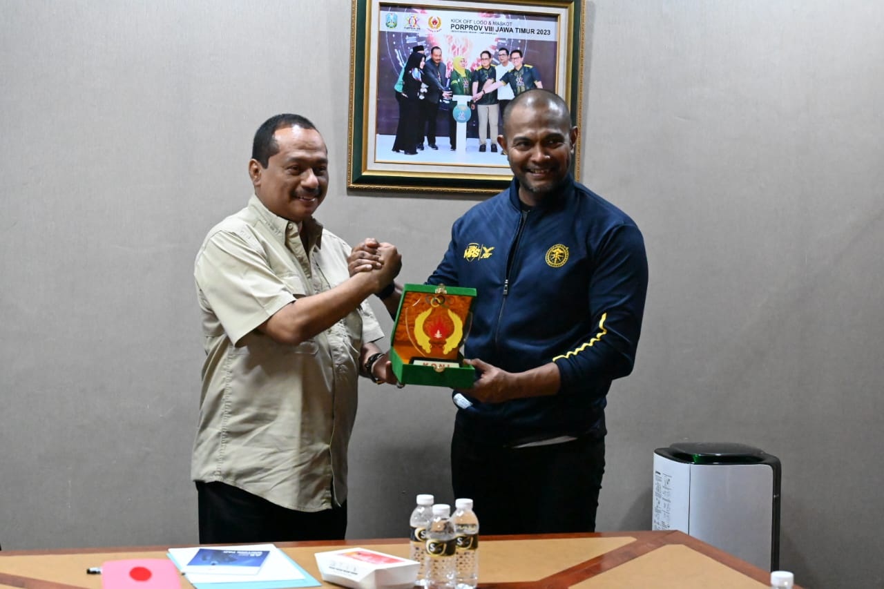Ketum KONI Jatim Muhammad Nabil memberikan penghargaan kepada tokoh olahraga berprestasi.